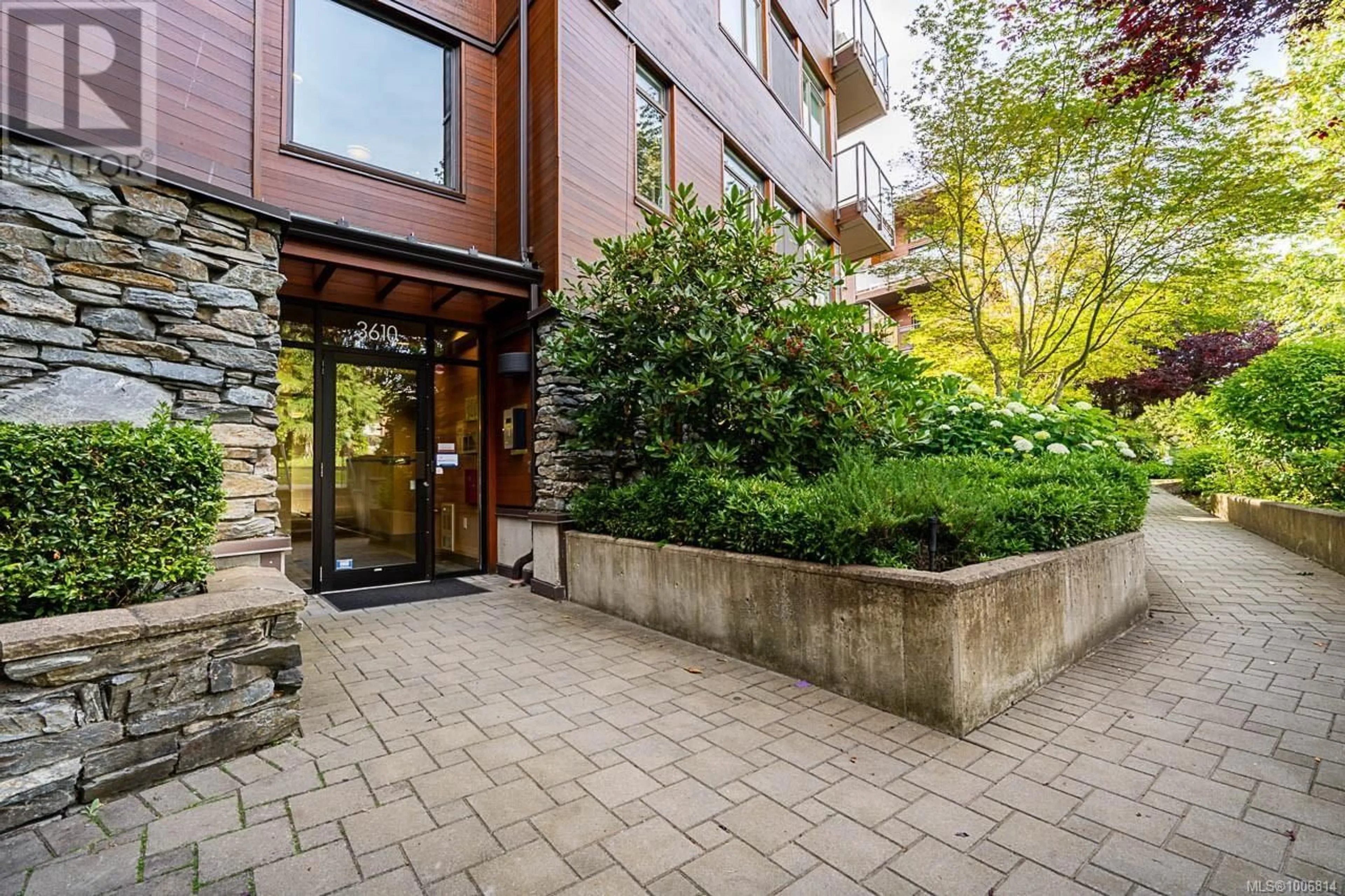 Patio, building for 201 - 3610 RICHMOND ROAD, Saanich British Columbia V8P4R5