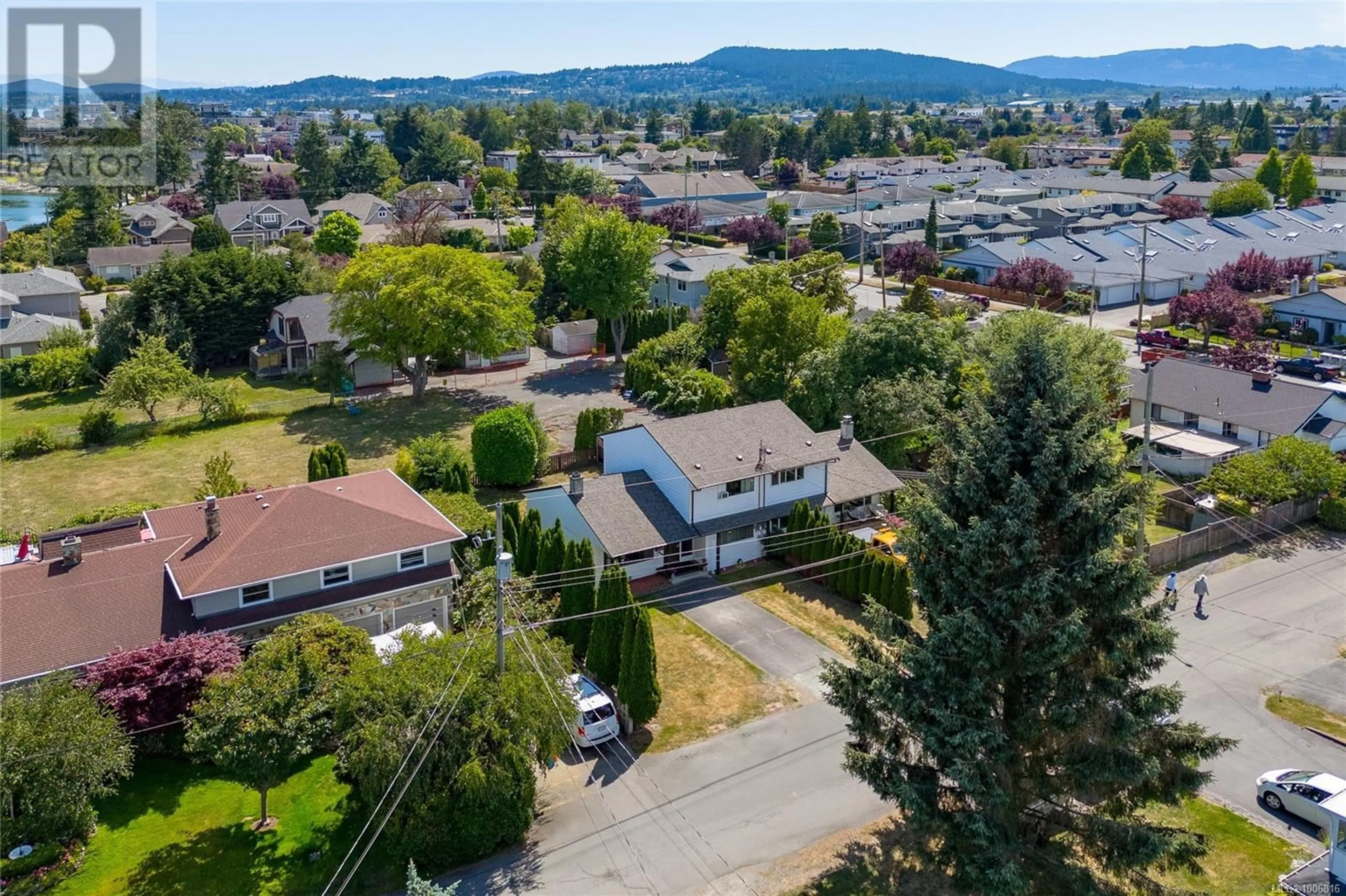 A pic from outside/outdoor area/front of a property/back of a property/a pic from drone, mountain view for 2487 SHOREACRES ROAD, Sidney British Columbia V8L2E3