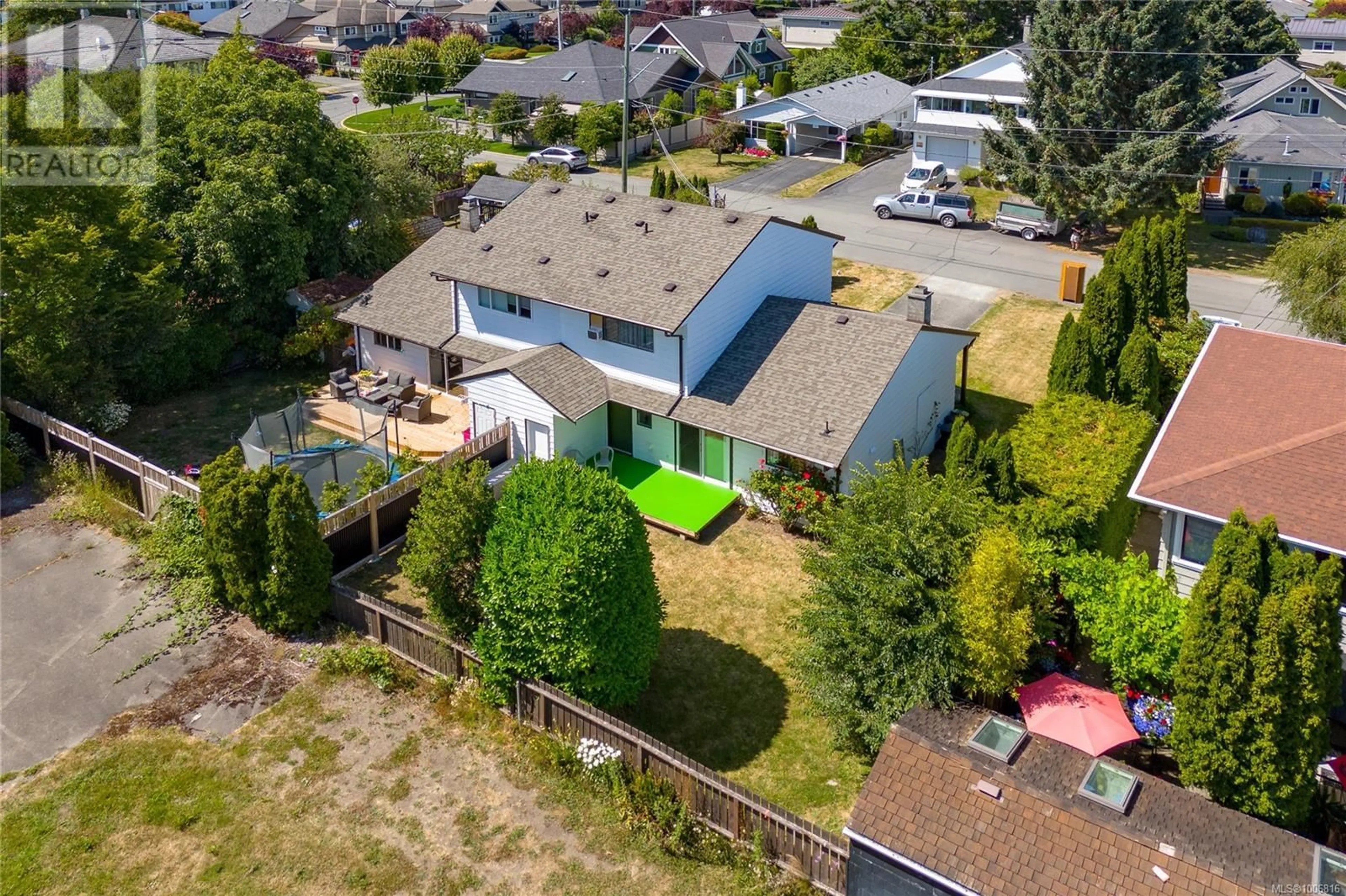 A pic from outside/outdoor area/front of a property/back of a property/a pic from drone, street for 2487 SHOREACRES ROAD, Sidney British Columbia V8L2E3