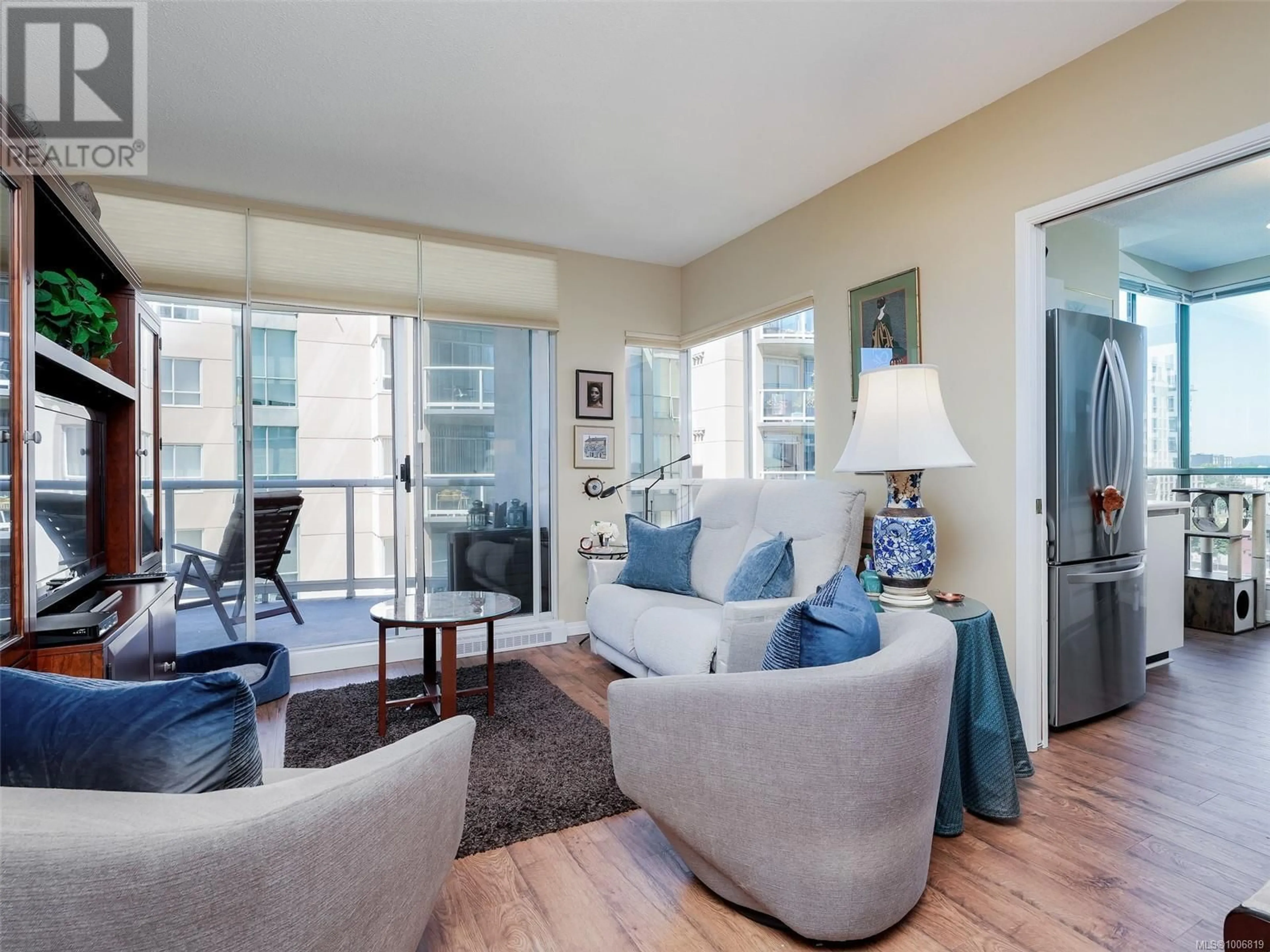 Living room with furniture, wood/laminate floor for 903 - 1020 VIEW STREET, Victoria British Columbia V8V4Y4