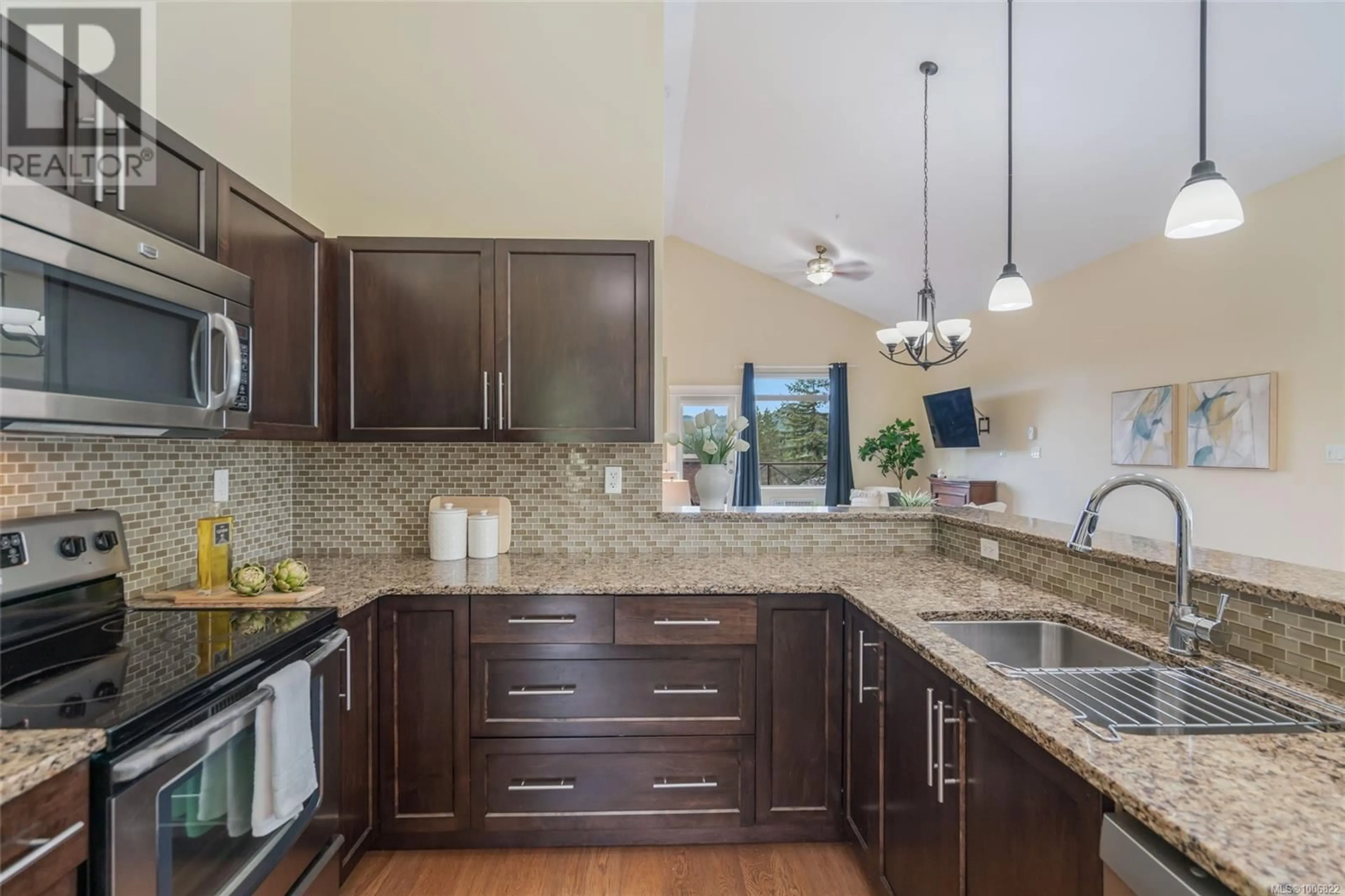Open concept kitchen, ceramic/tile floor for 201 - 6135 METRAL DRIVE, Nanaimo British Columbia V9T2L7