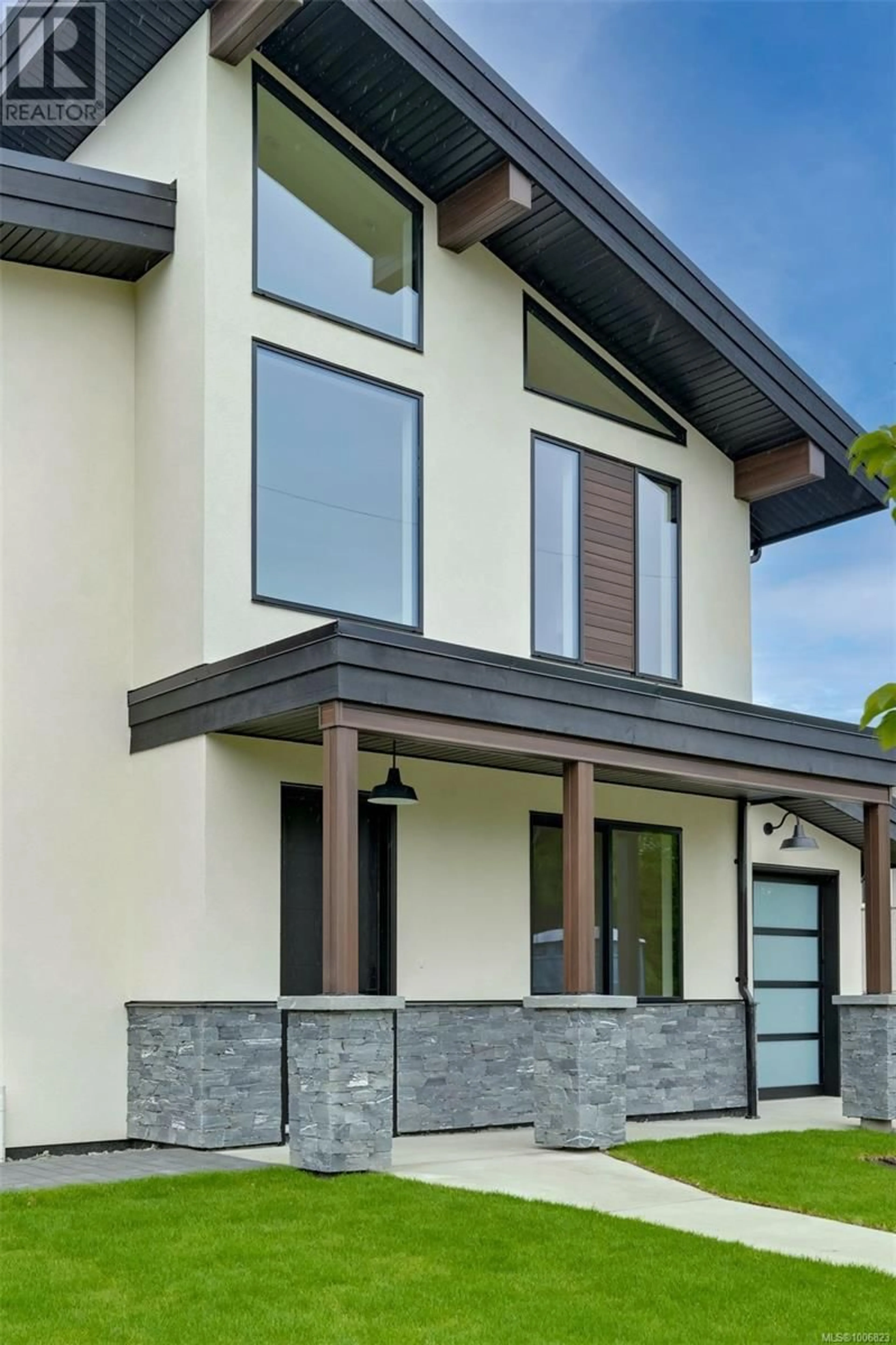 Home with vinyl exterior material, street for 1624 WARREN GARDENS, Victoria British Columbia V8S1T1