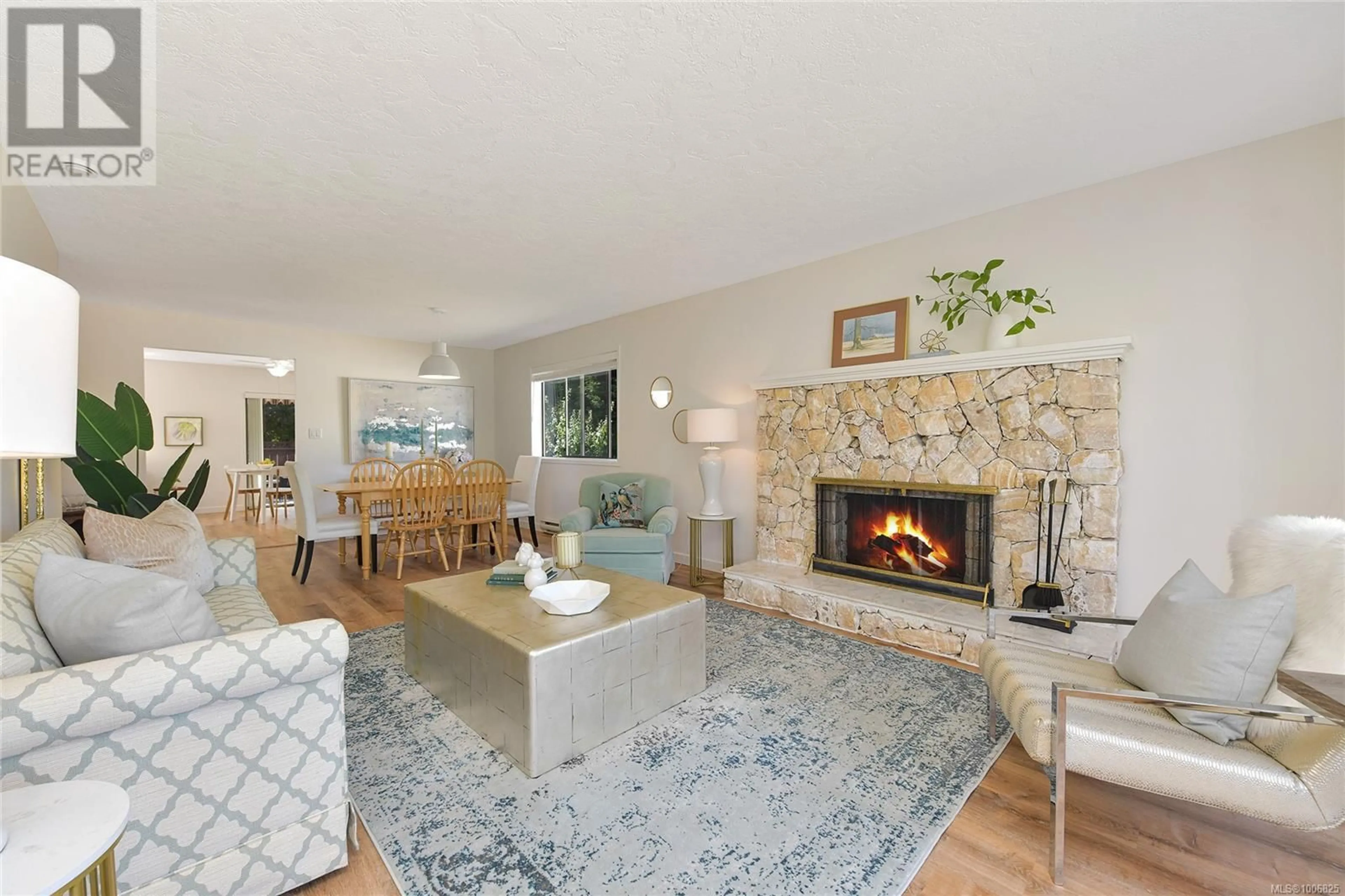 Living room with furniture, unknown for 4372 VANGUARD PLACE, Saanich British Columbia V8Z6X3