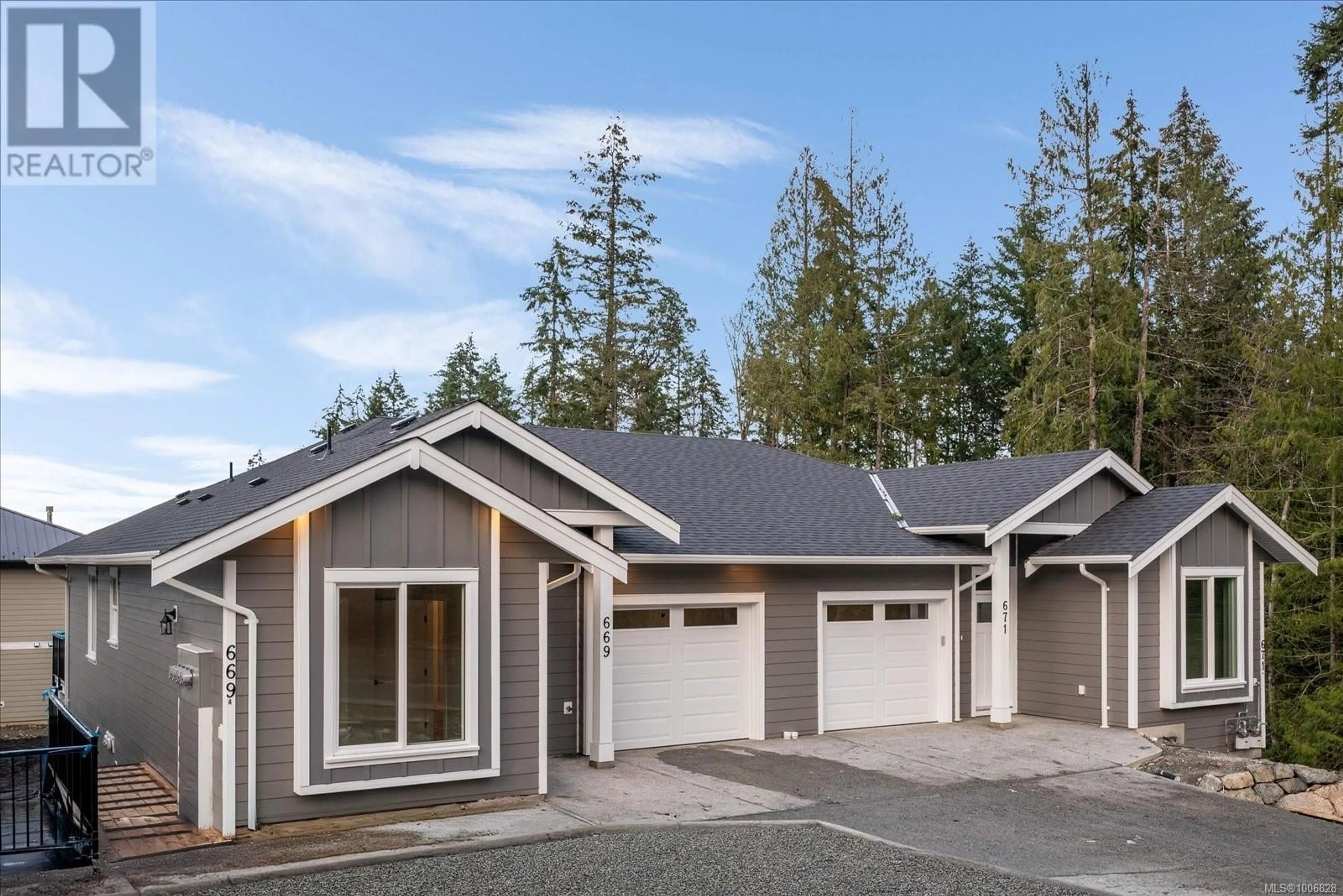 Home with vinyl exterior material, street for 669 SANDERSON ROAD, Ladysmith British Columbia V9G0A7