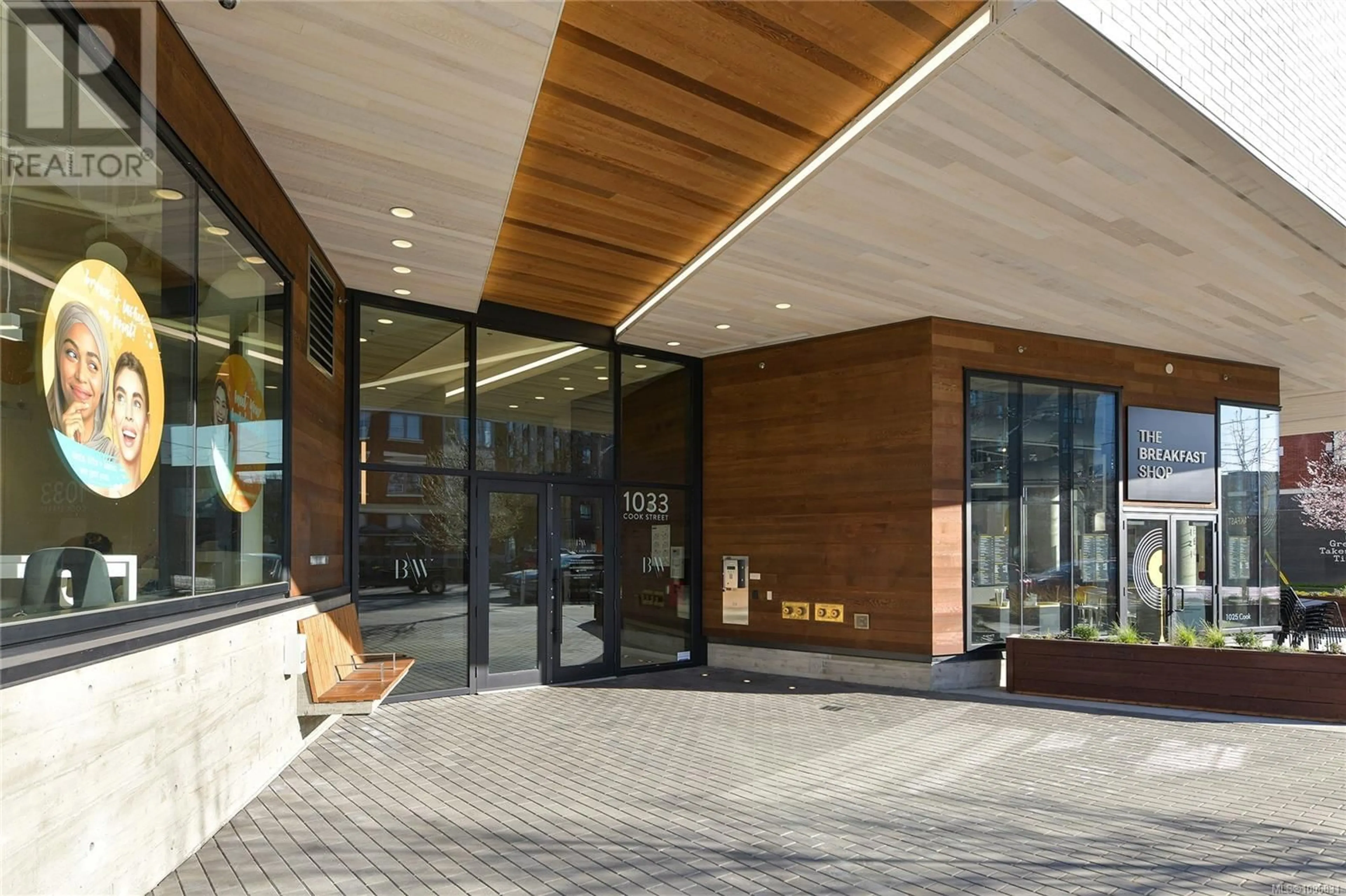 Indoor foyer for 211 - 1033 COOK STREET, Victoria British Columbia V8V0E1