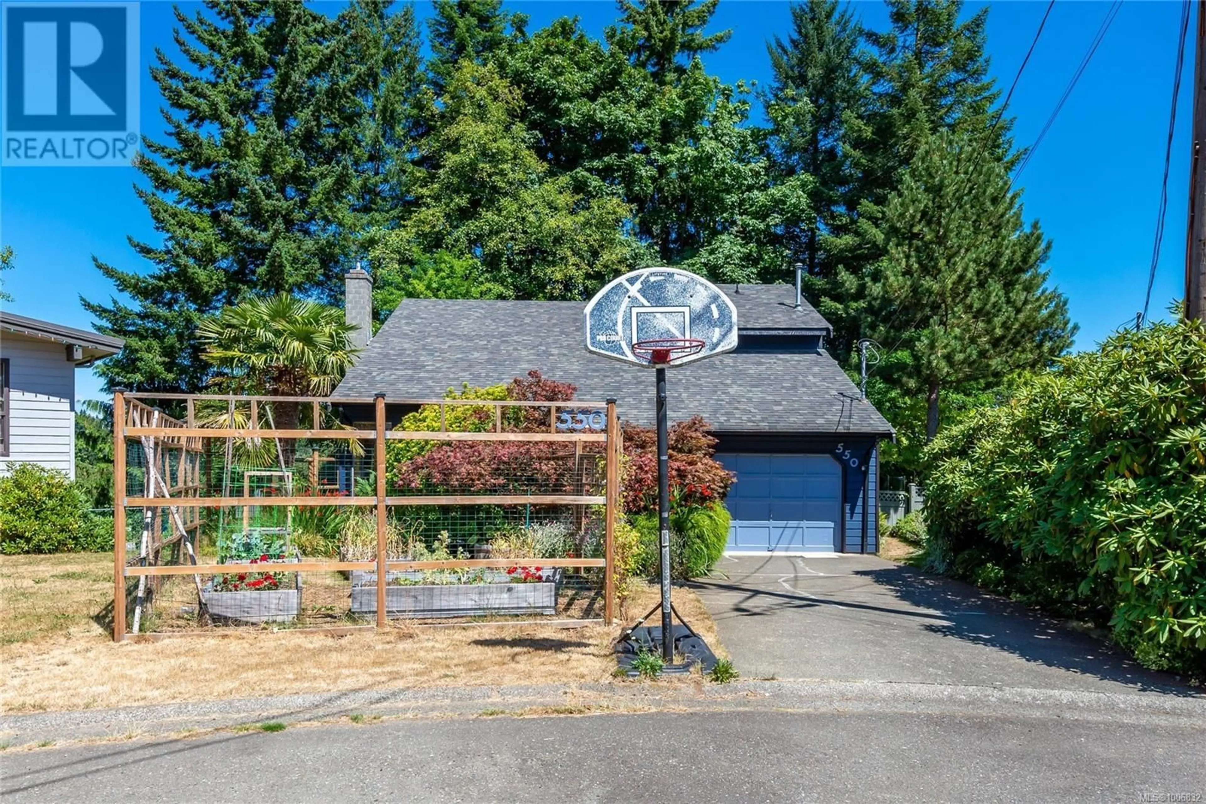 A pic from outside/outdoor area/front of a property/back of a property/a pic from drone, street for 550 LAUREL CRESCENT, Campbell River British Columbia V9W6K8