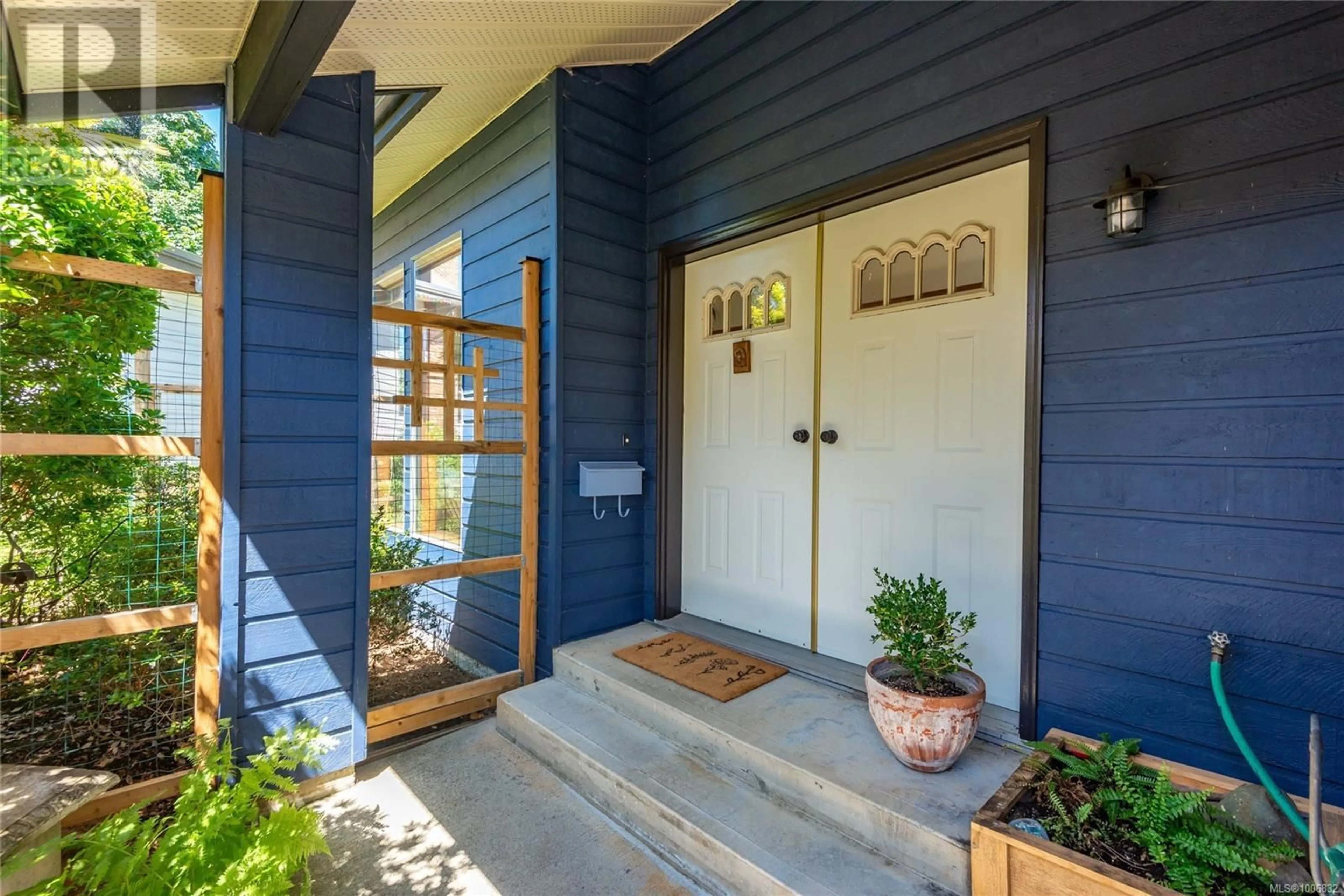 Indoor entryway for 550 LAUREL CRESCENT, Campbell River British Columbia V9W6K8