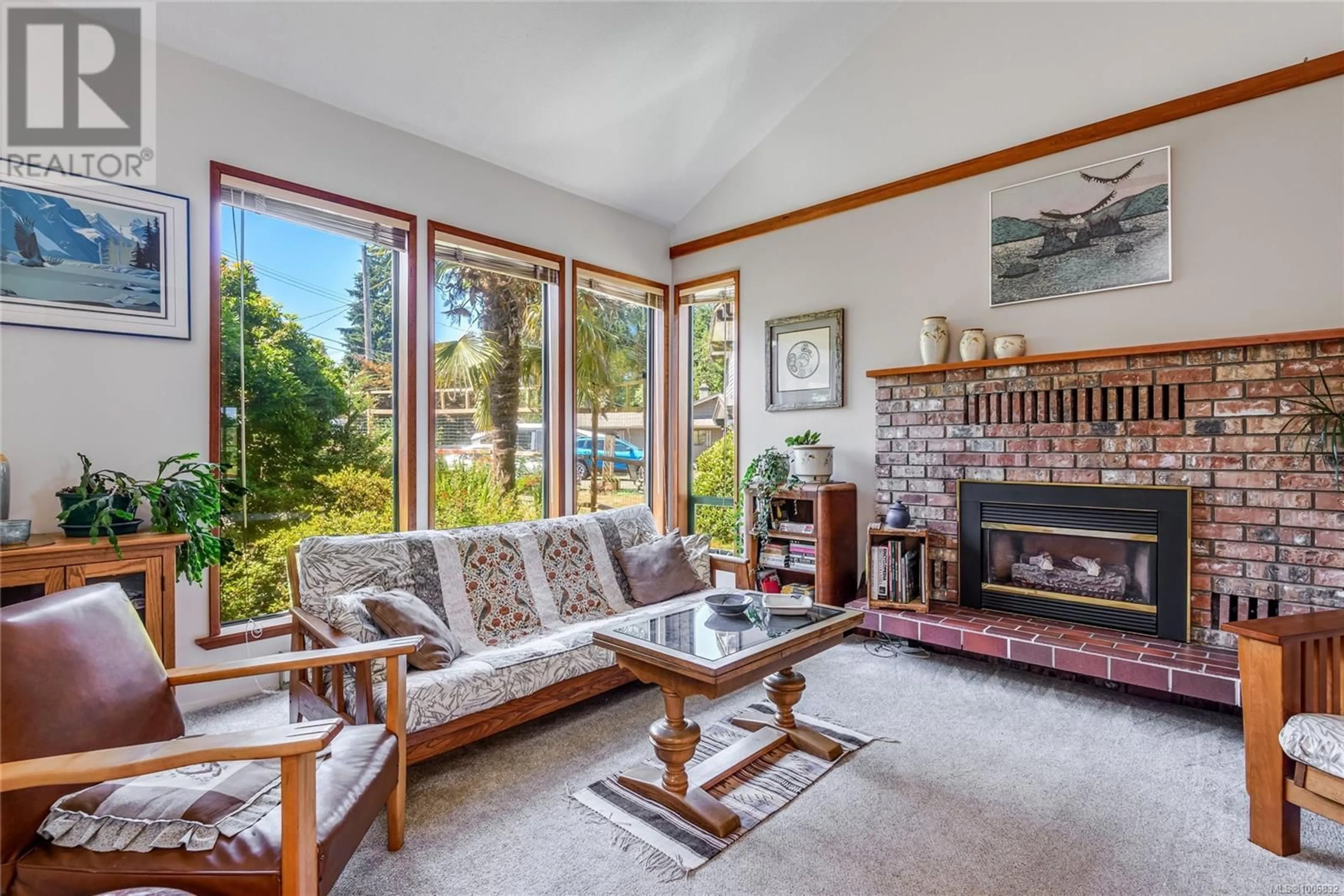 Living room with furniture, unknown for 550 LAUREL CRESCENT, Campbell River British Columbia V9W6K8