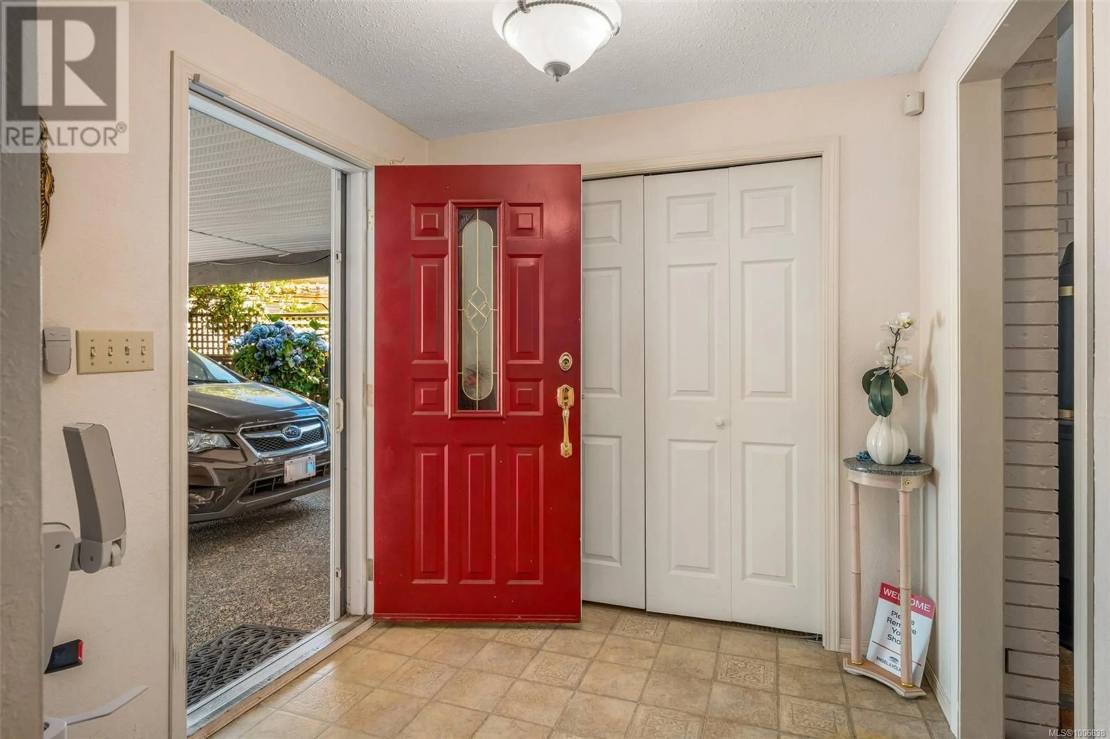 Indoor entryway for 955 TATTERSALL DRIVE, Saanich British Columbia V8X2X1