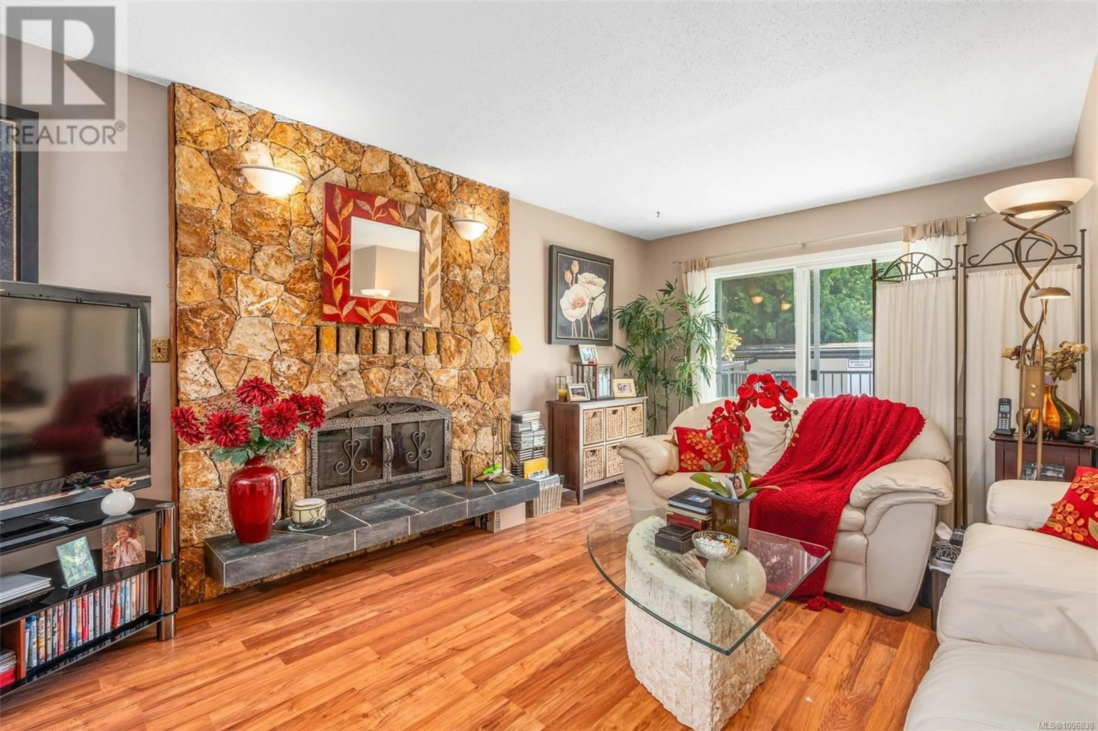 Living room with furniture, unknown for 955 TATTERSALL DRIVE, Saanich British Columbia V8X2X1