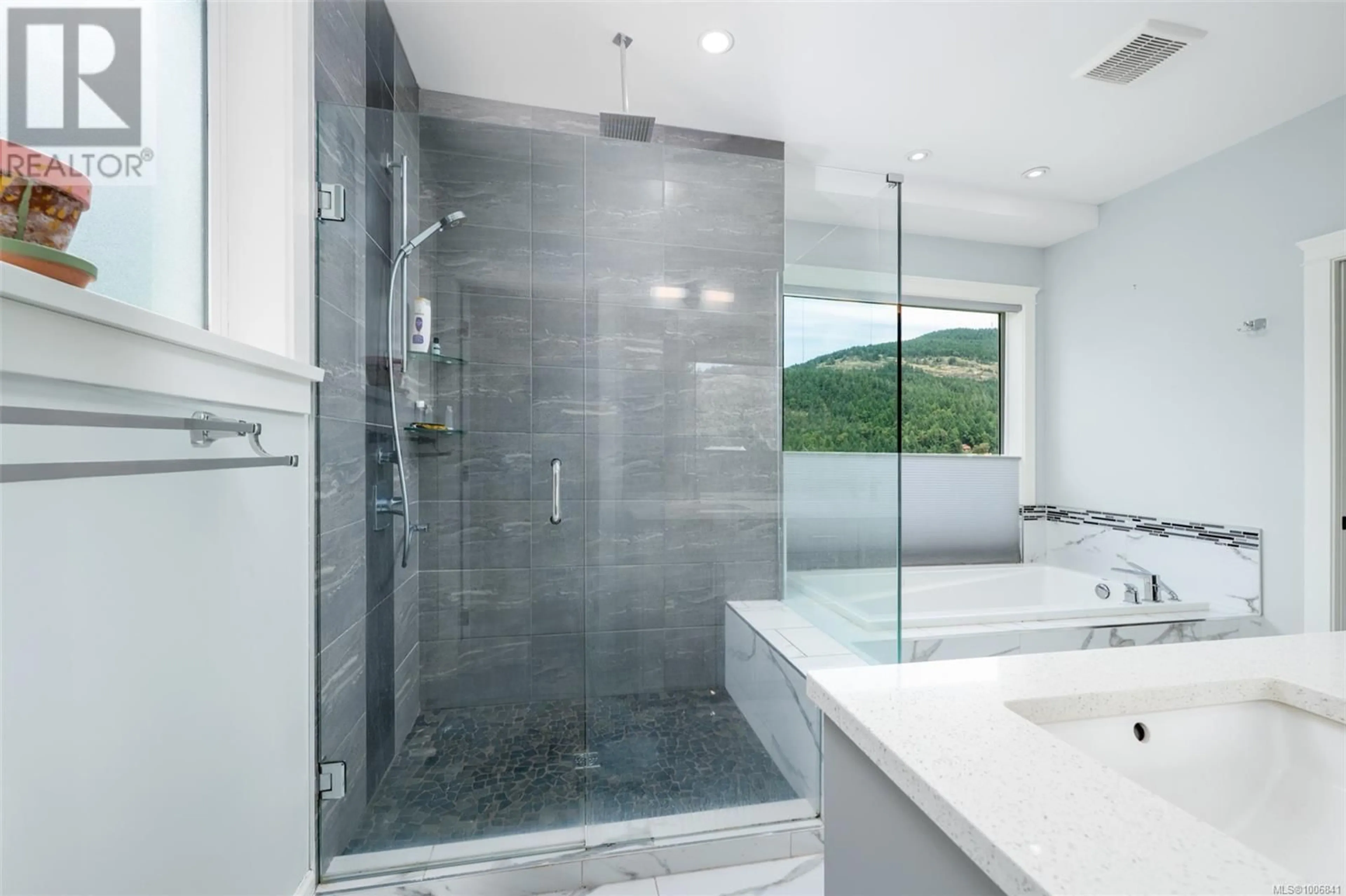 Contemporary bathroom, ceramic/tile floor for 6634 CHISHOLM TRAIL, Duncan British Columbia V9L5X9