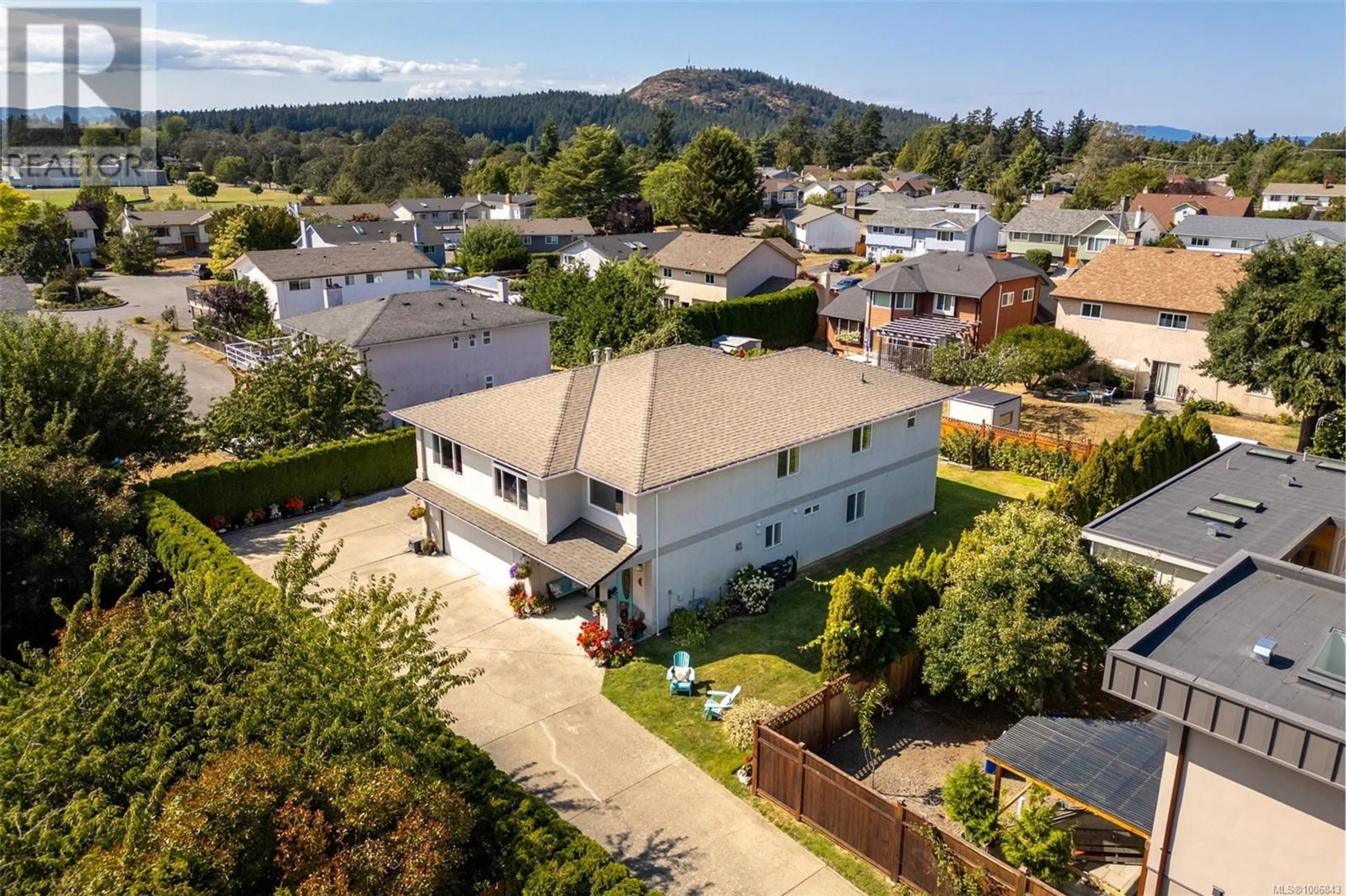 A pic from outside/outdoor area/front of a property/back of a property/a pic from drone, street for 4154 TYNDALL AVENUE, Saanich British Columbia V8N3R8