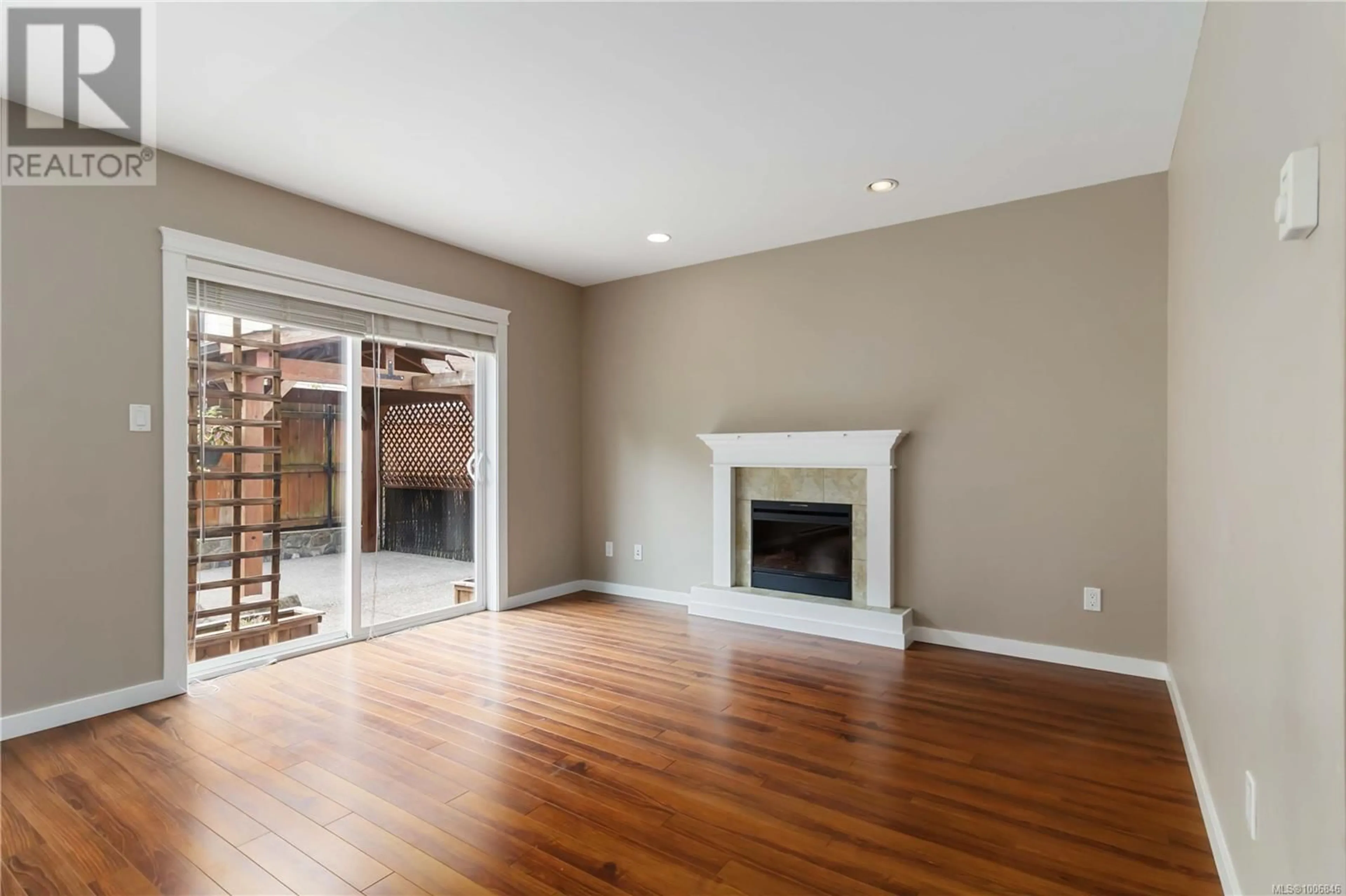 Living room with furniture, wood/laminate floor for 3355 LANGRISH MEWS, Langford British Columbia V9C2P3