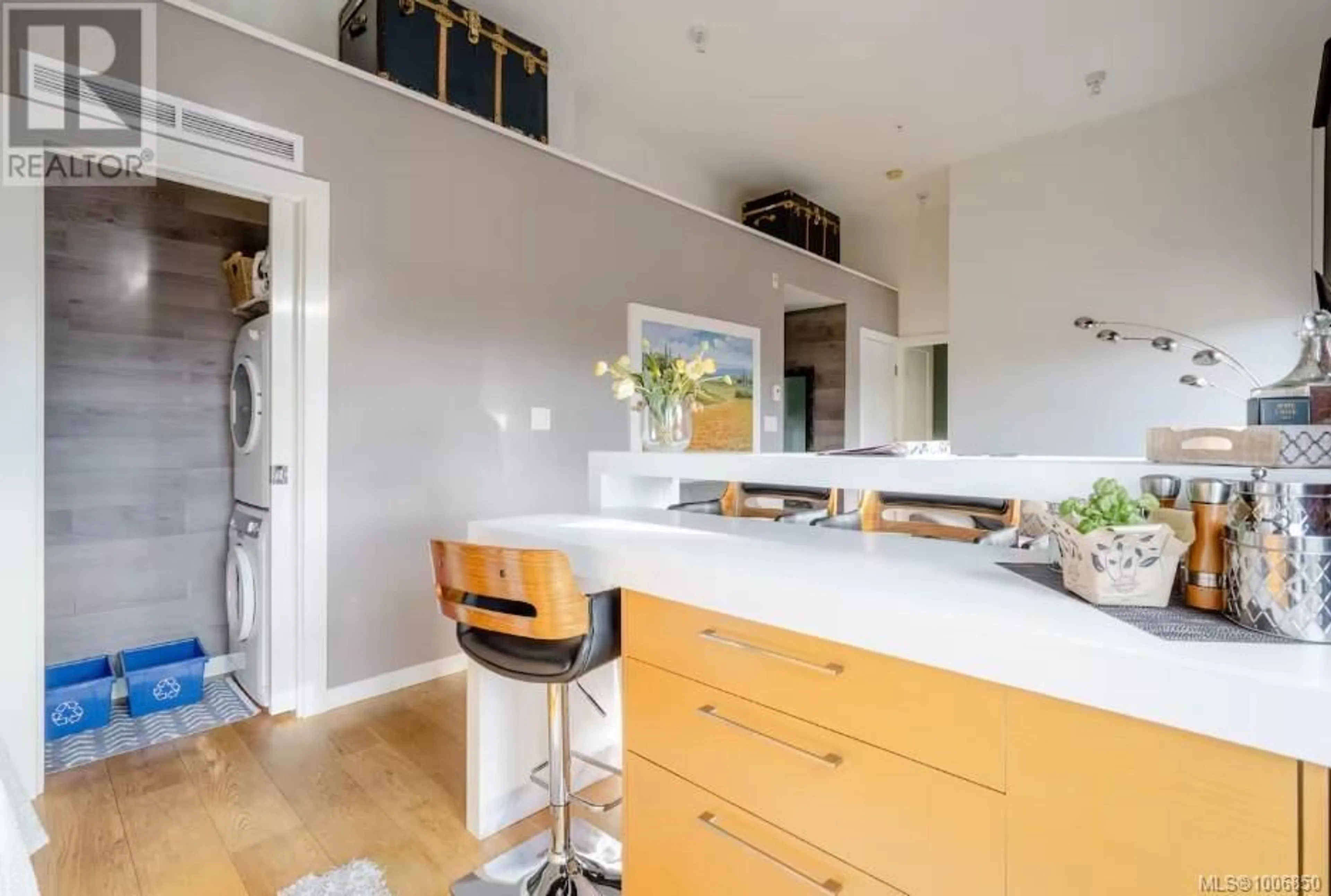 Contemporary kitchen, wood/laminate floor for 225 - 1610 STORE STREET, Victoria British Columbia V8W0E3