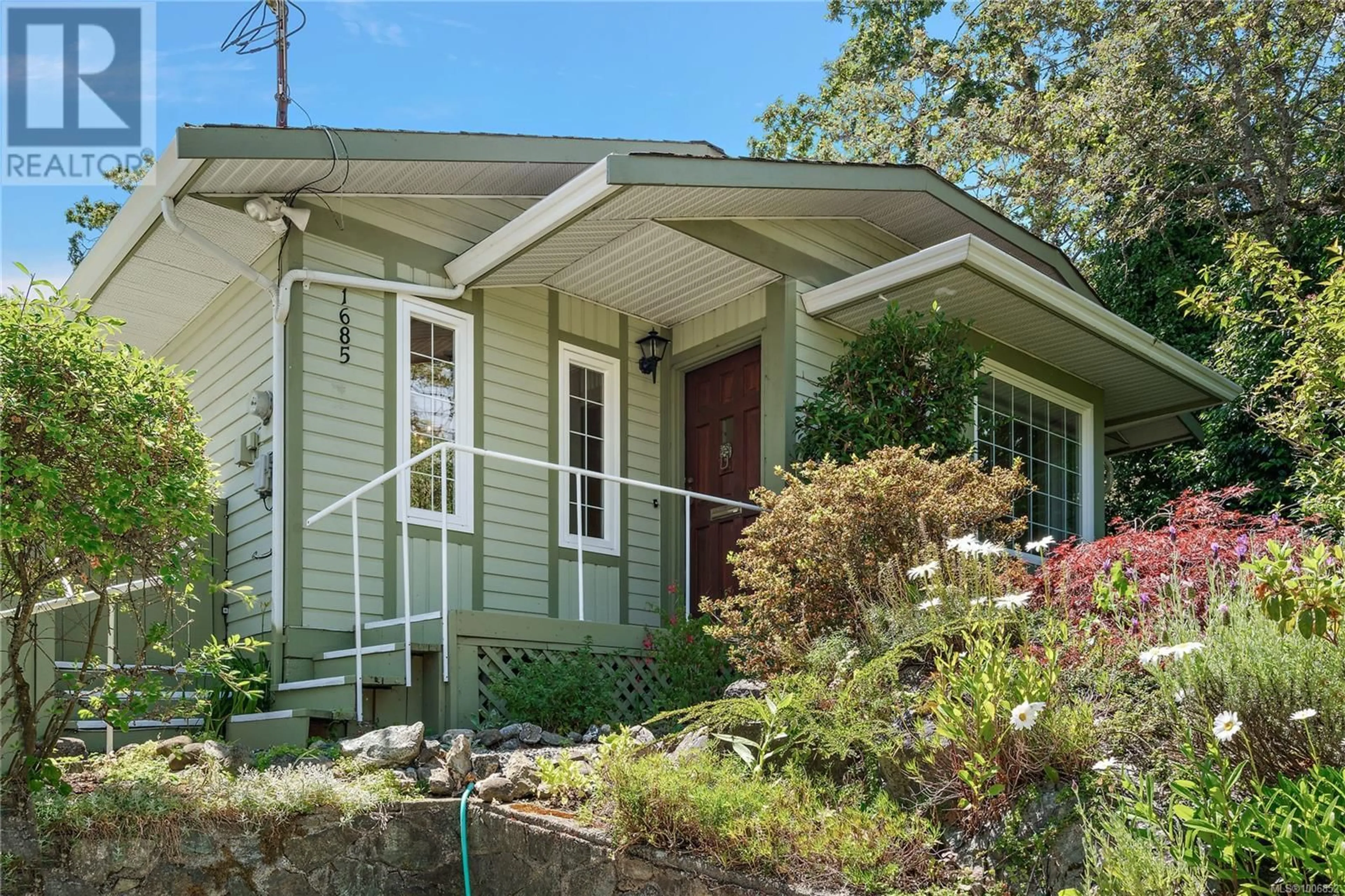 Home with vinyl exterior material, street for 1685 CHRISTMAS AVENUE, Saanich British Columbia V8P2X7
