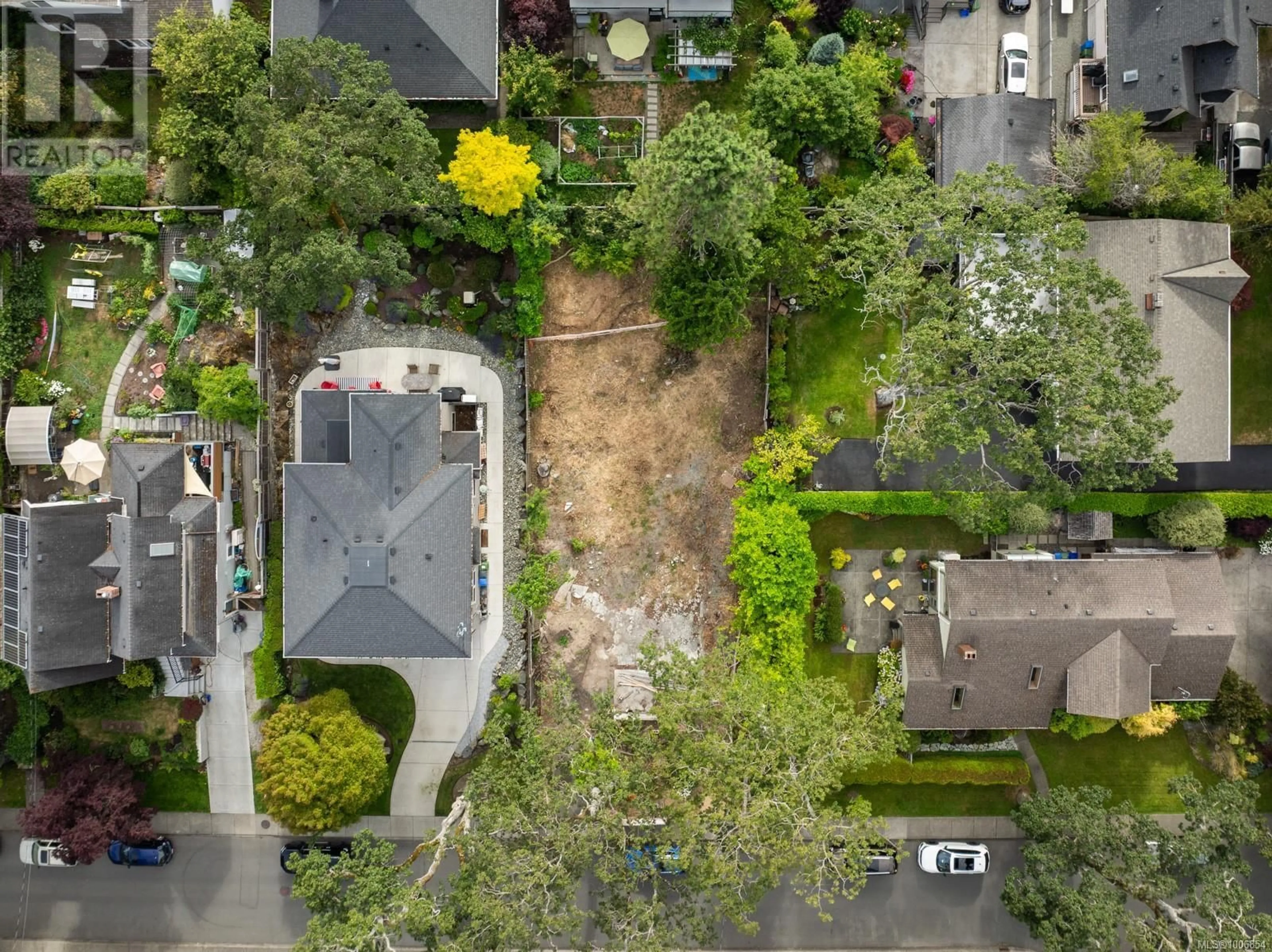 A pic from outside/outdoor area/front of a property/back of a property/a pic from drone, street for 1256 OLIVER STREET, Oak Bay British Columbia V8S4W9