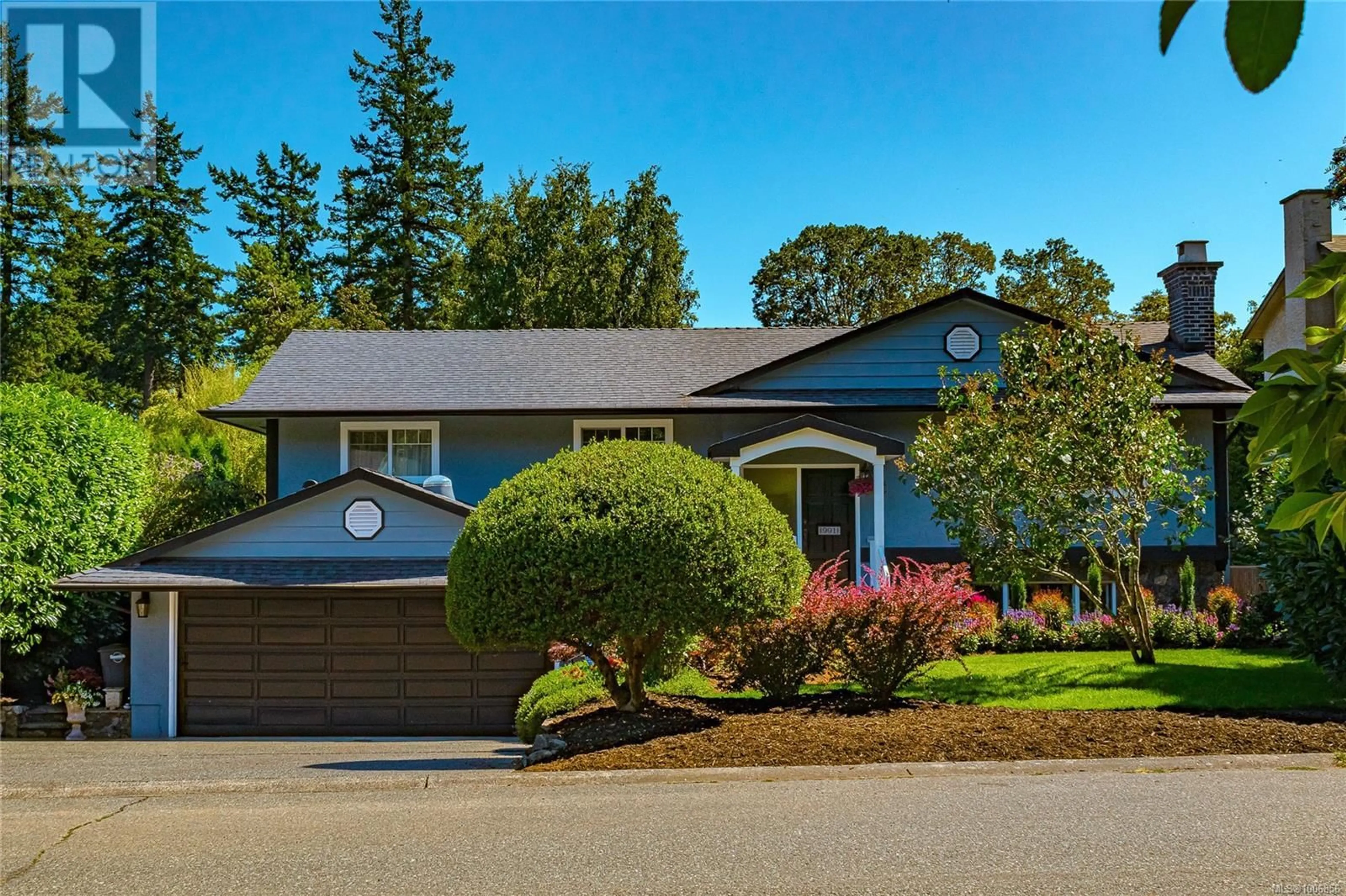 Home with vinyl exterior material, street for 991 LUCAS AVENUE, Saanich British Columbia V8X4H4