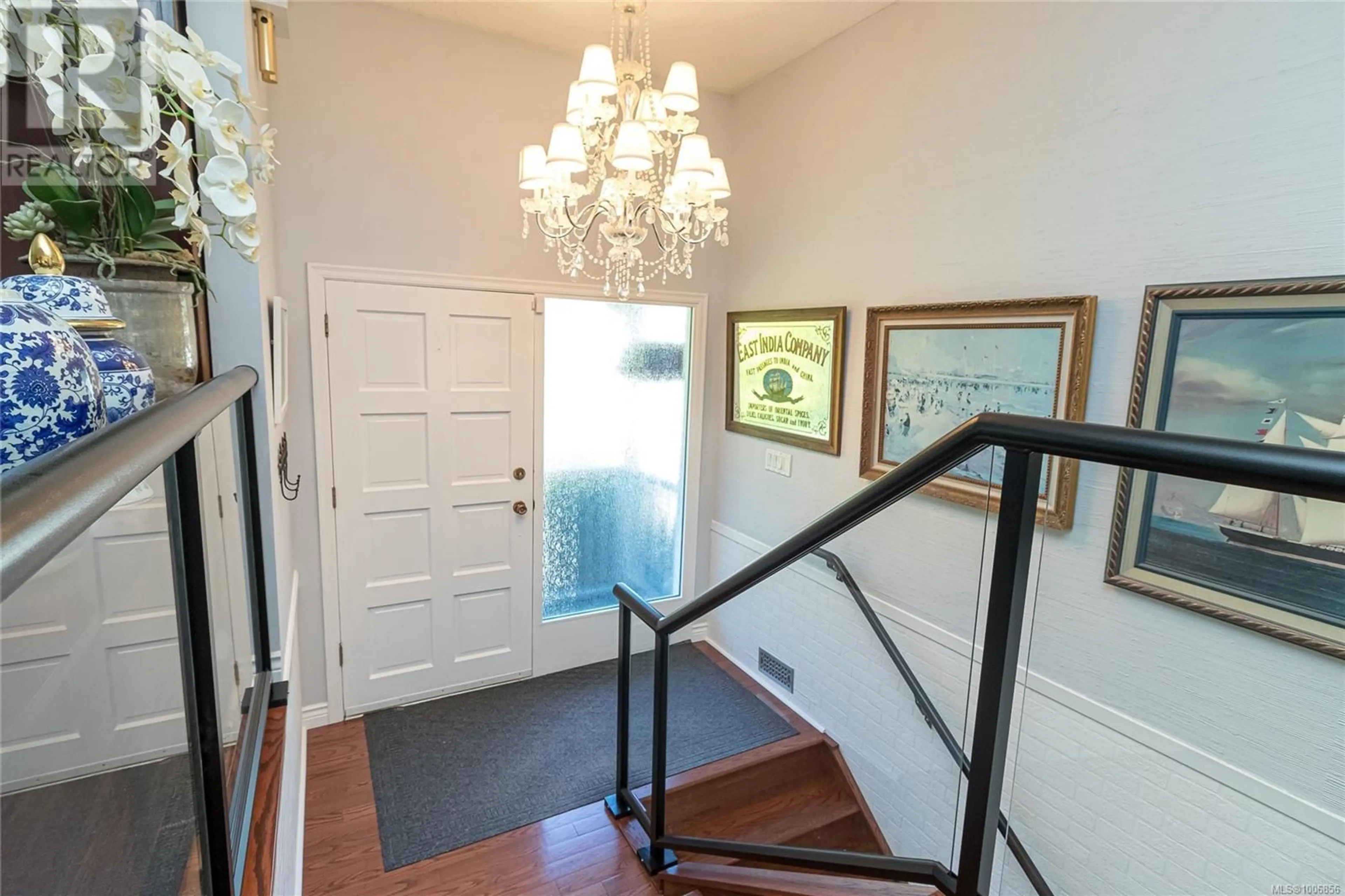 Indoor entryway for 991 LUCAS AVENUE, Saanich British Columbia V8X4H4