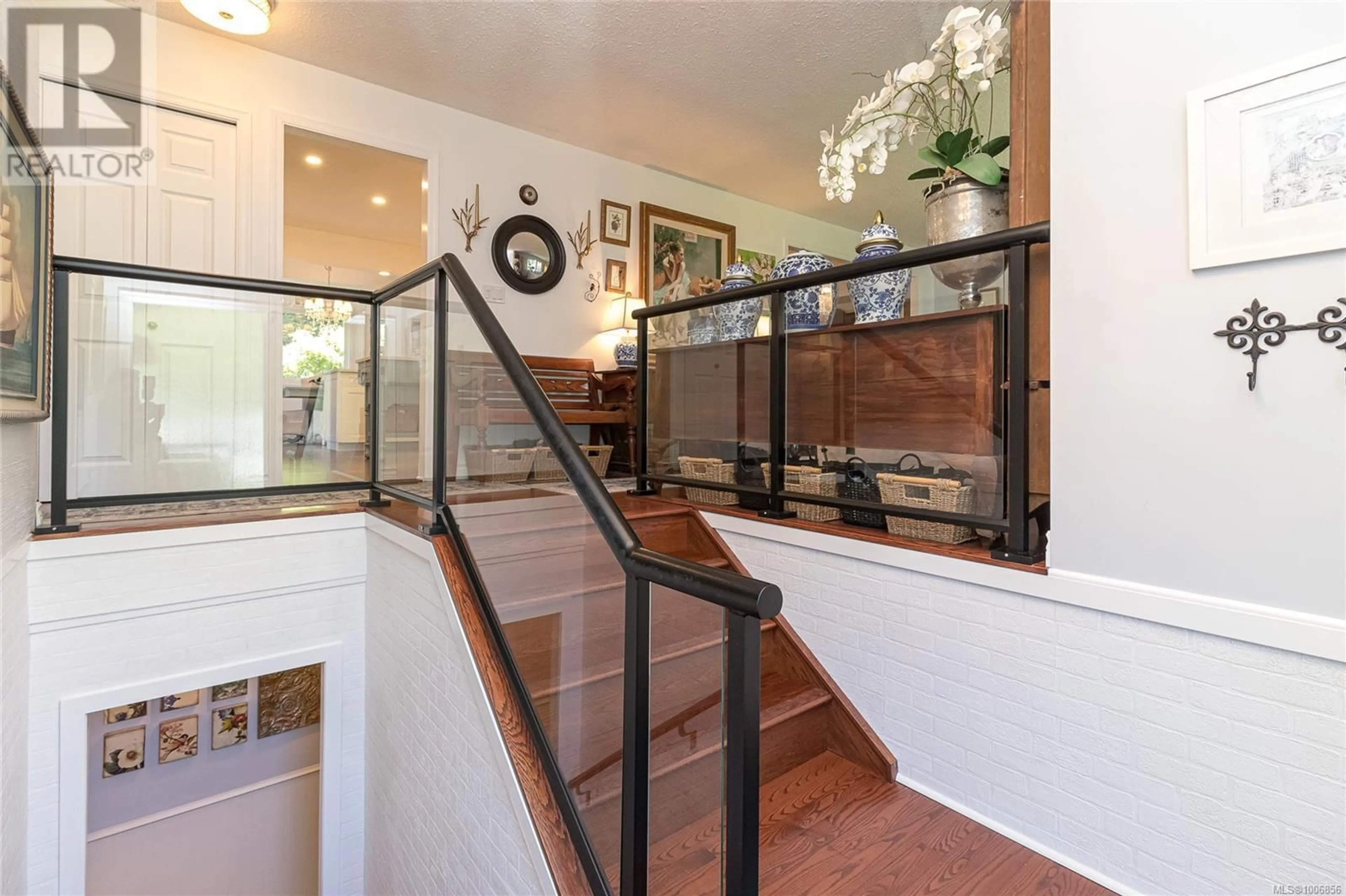 Indoor foyer for 991 LUCAS AVENUE, Saanich British Columbia V8X4H4