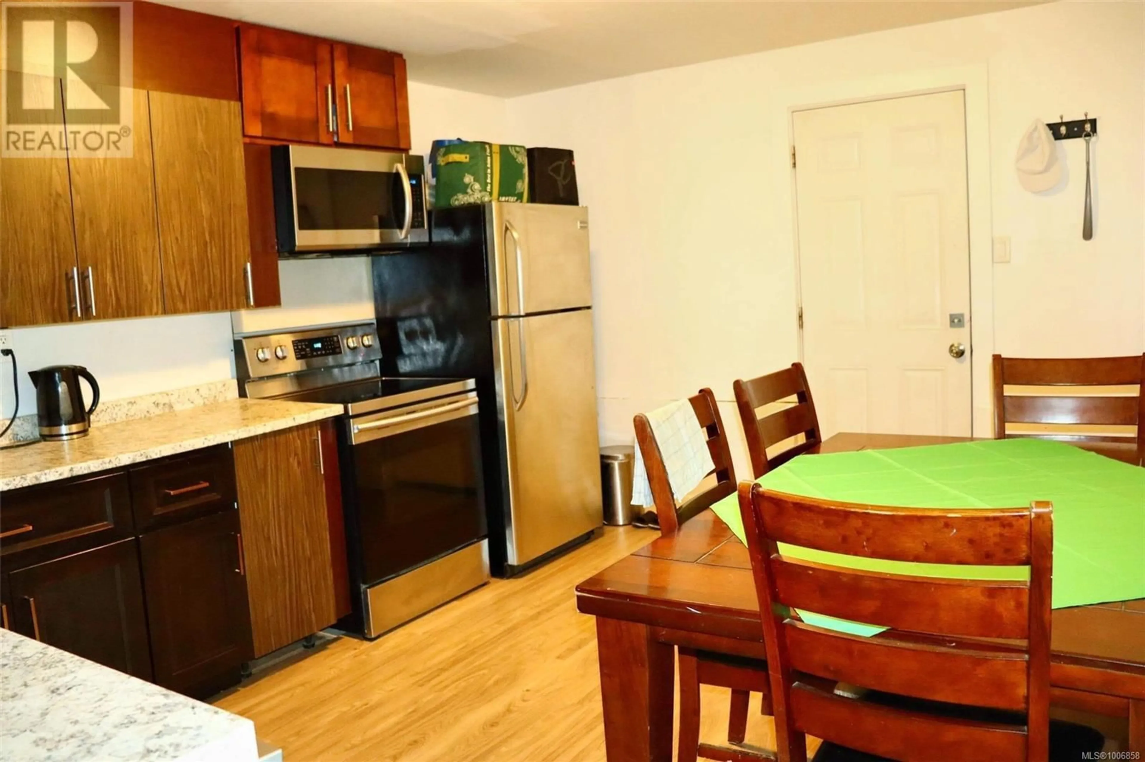 Standard kitchen, wood/laminate floor for 5221 METRAL DRIVE, Nanaimo British Columbia V9T2K7