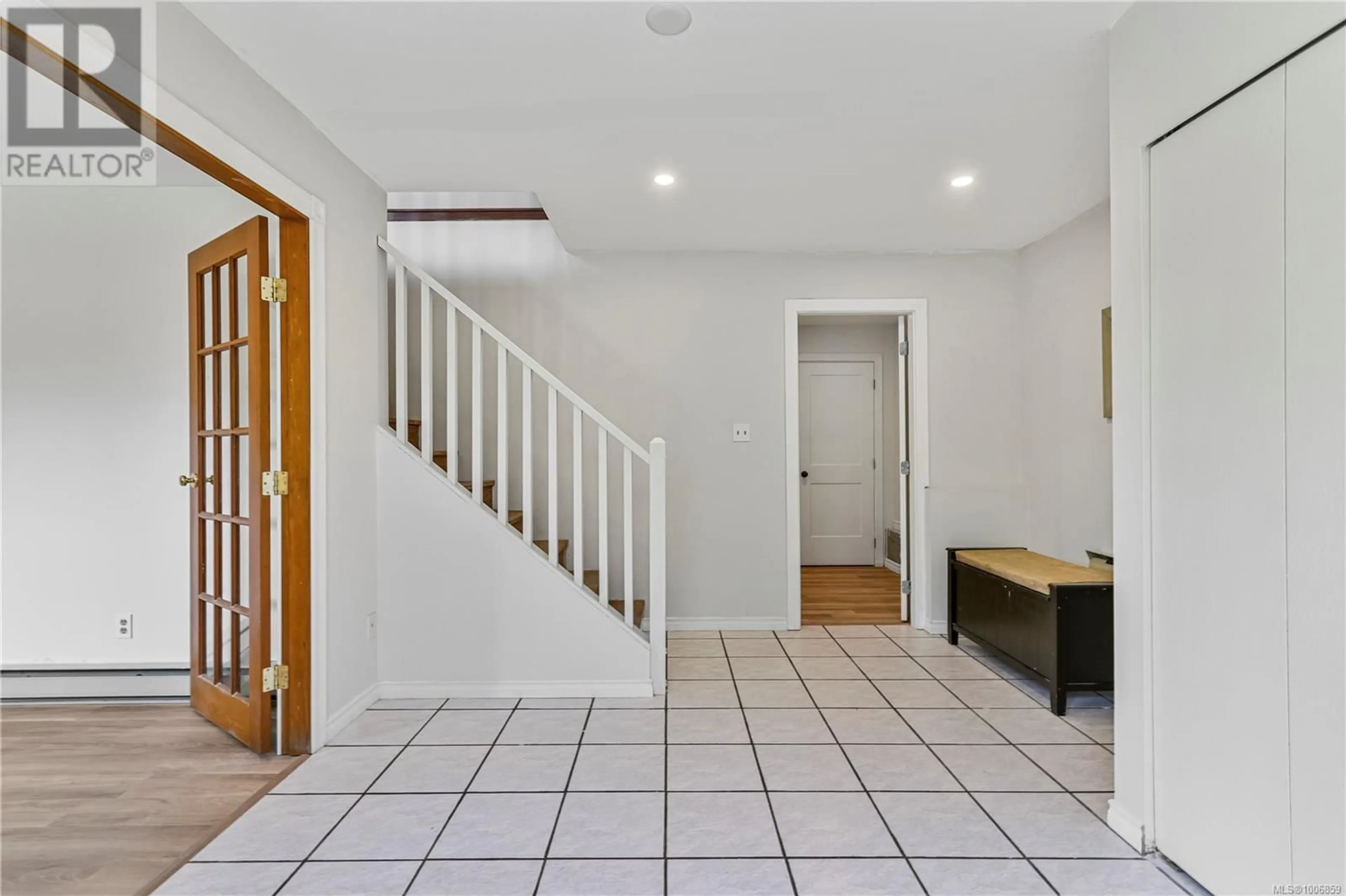 Indoor foyer for 1686 PASSAGE VIEW DRIVE, Campbell River British Columbia V9W6L3