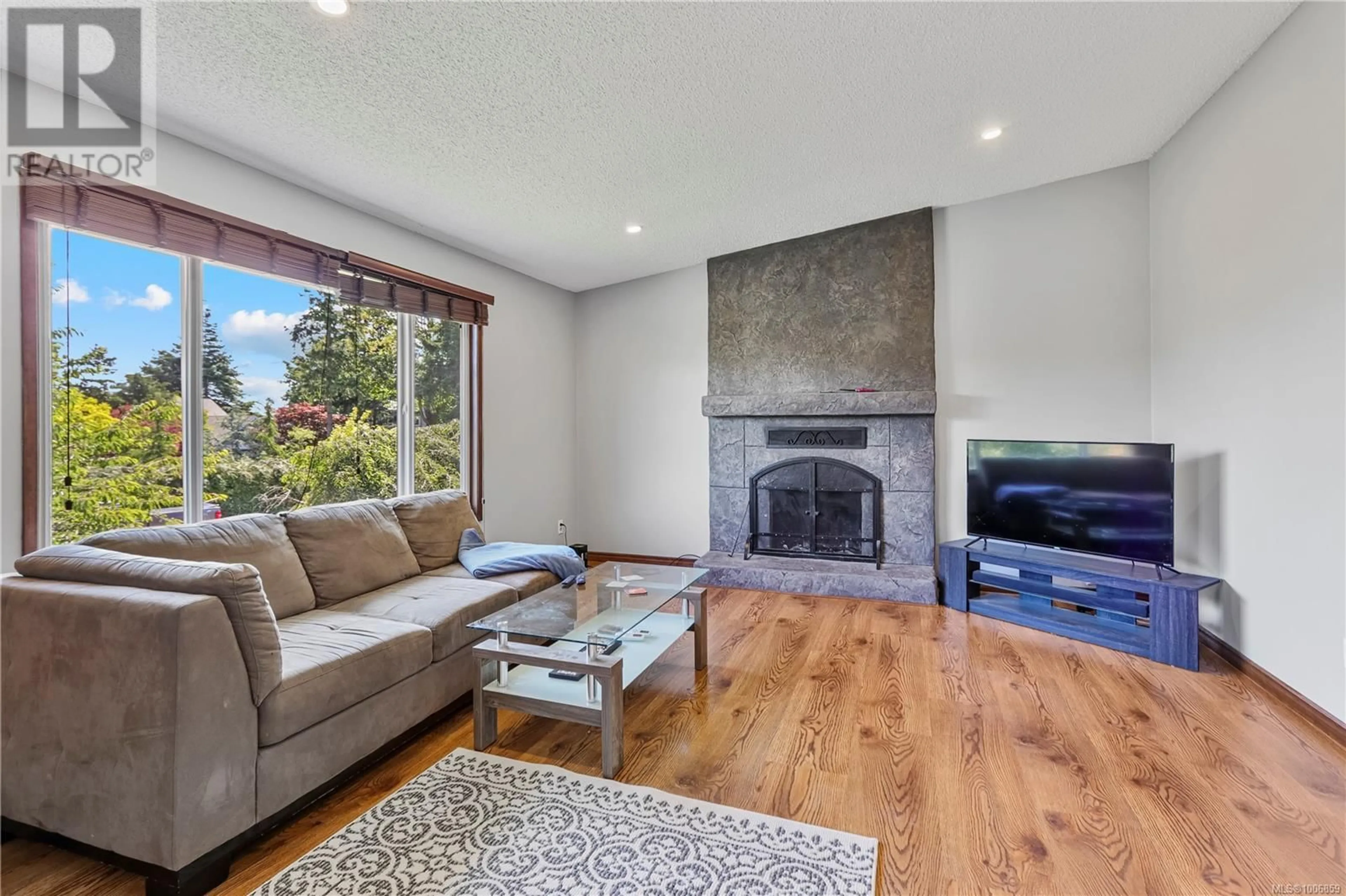 Living room with furniture, unknown for 1686 PASSAGE VIEW DRIVE, Campbell River British Columbia V9W6L3