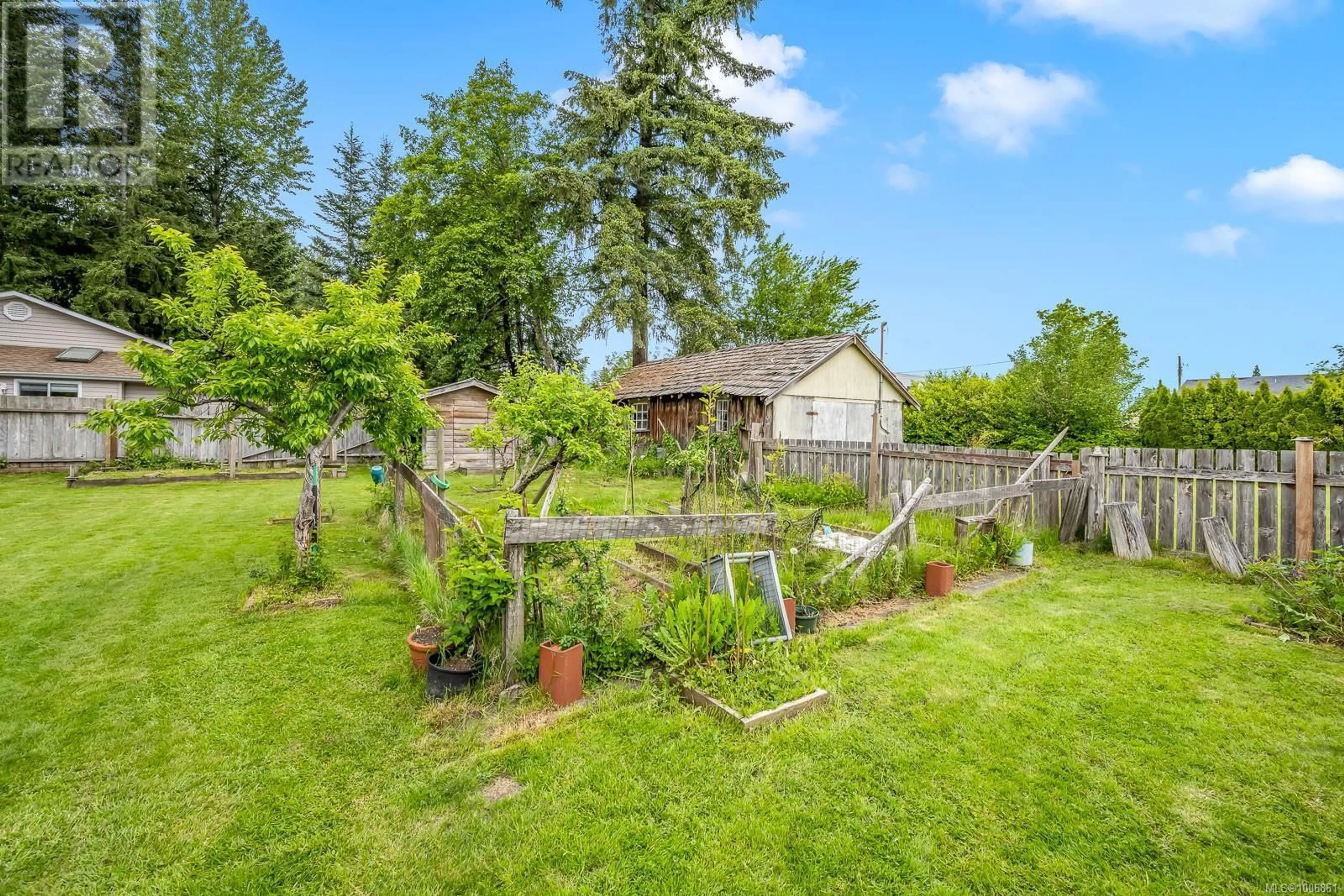 A pic from outside/outdoor area/front of a property/back of a property/a pic from drone, unknown for 1535 WILLEMAR AVENUE, Courtenay British Columbia V9N3M2