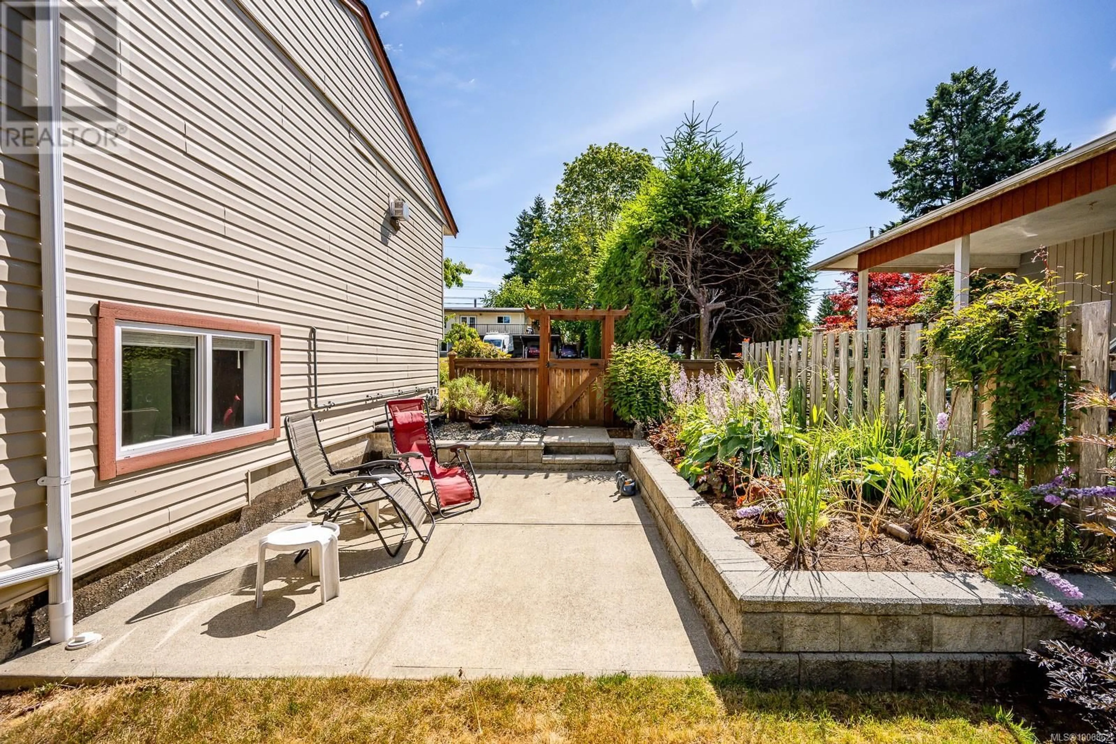Patio, street for 170 TAYLOR WAY, Campbell River British Columbia V9W3A8