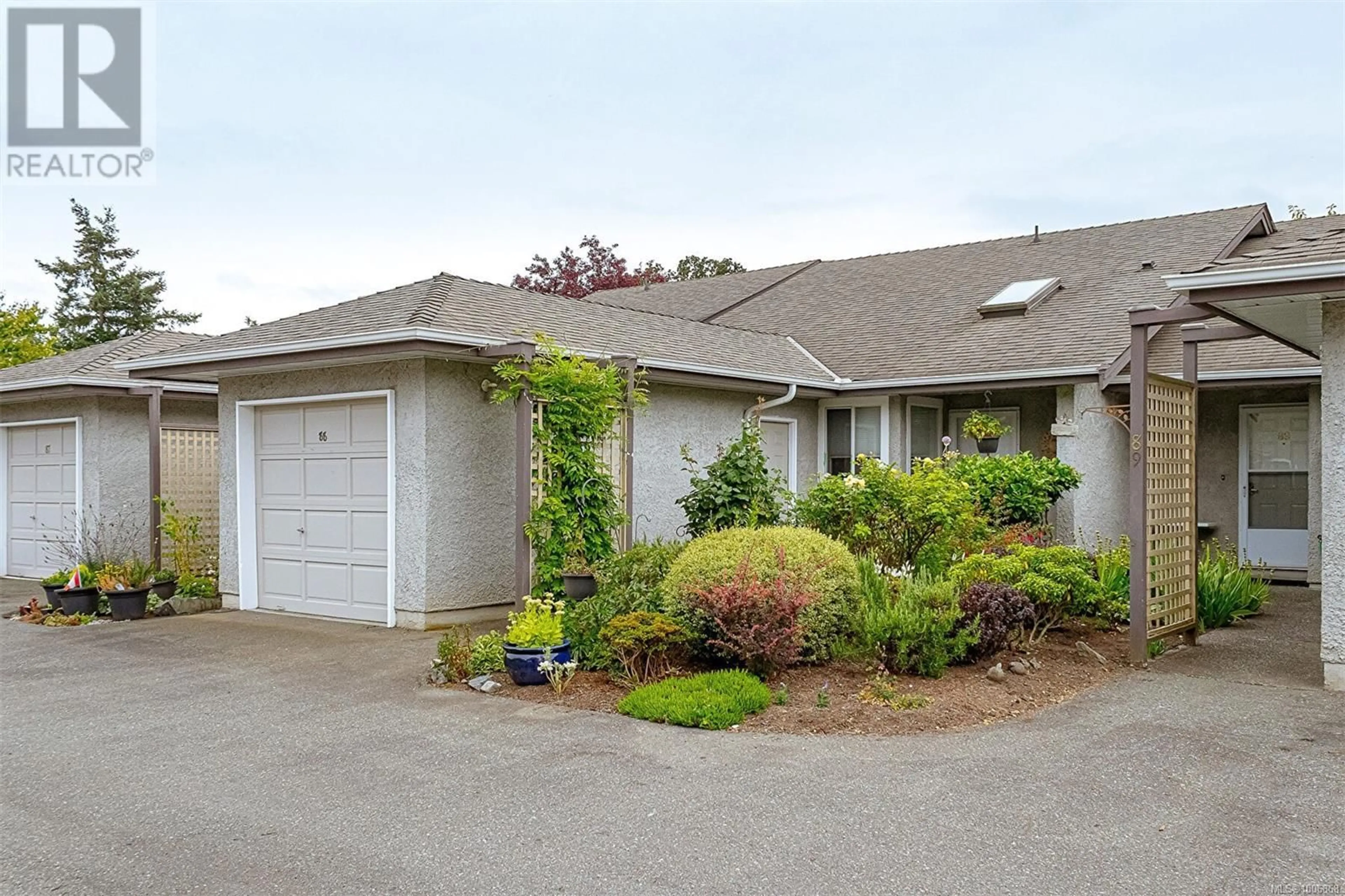 Home with vinyl exterior material, street for 88 - 2135 AMELIA AVENUE, Sidney British Columbia V8L3Z8
