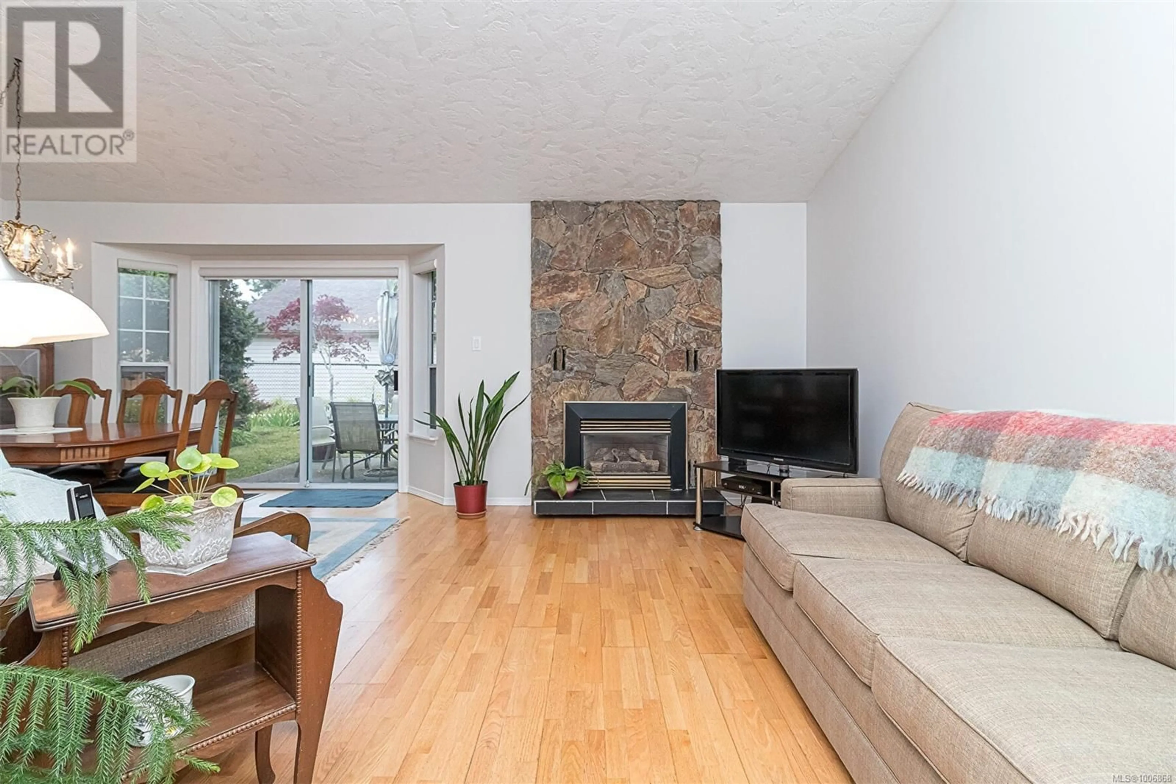 Living room with furniture, wood/laminate floor for 88 - 2135 AMELIA AVENUE, Sidney British Columbia V8L3Z8