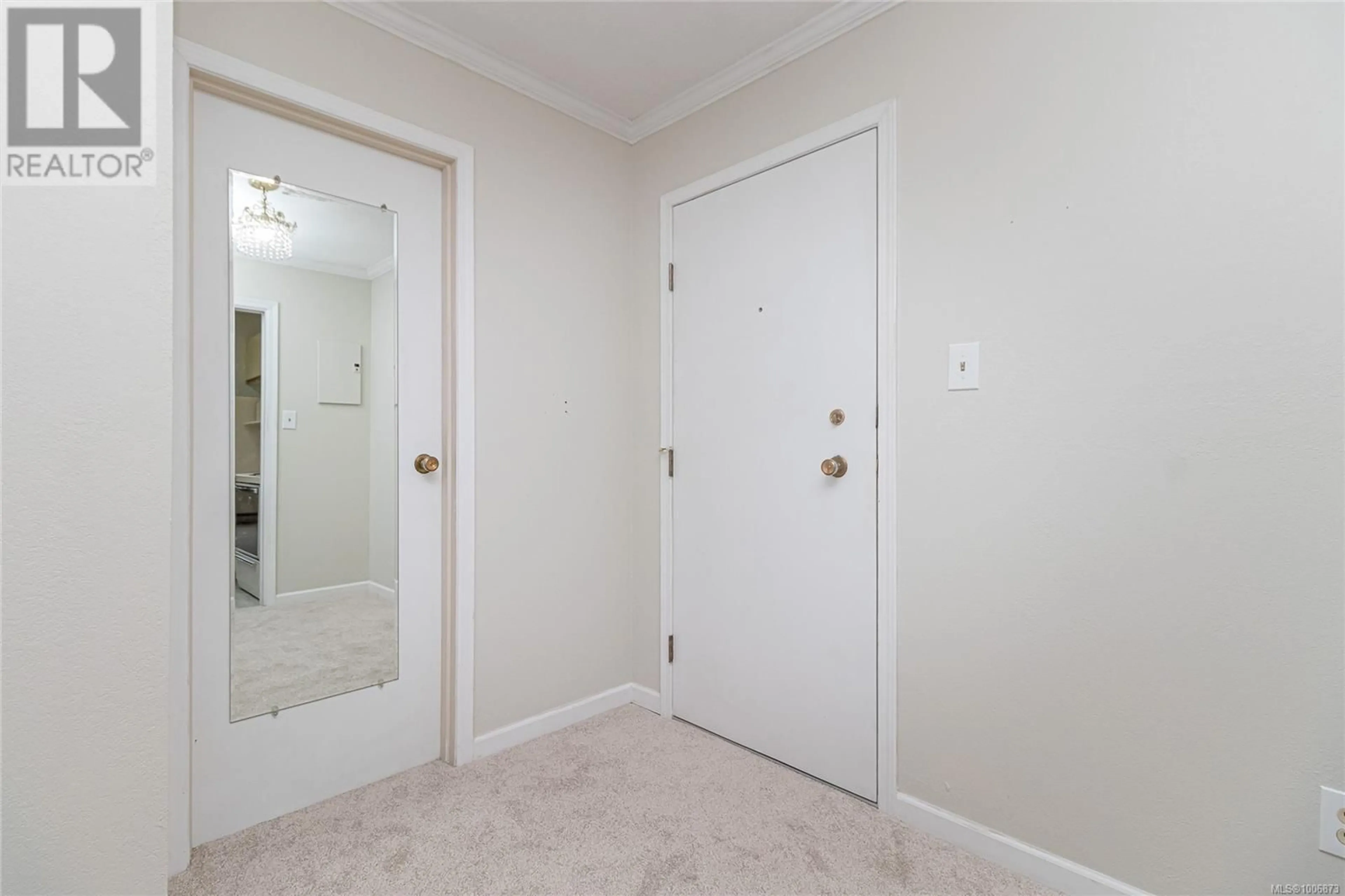 Indoor entryway for 201 - 1115 ROCKLAND AVENUE, Victoria British Columbia V8V3H8