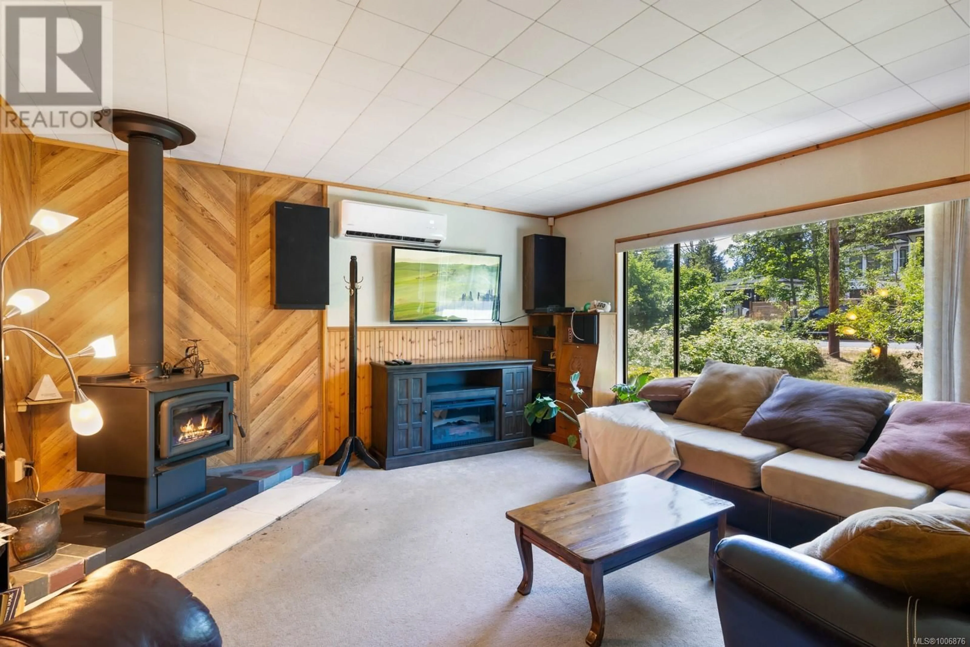 Living room with furniture, wood/laminate floor for 850 TIMBERLANE ROAD, Courtenay British Columbia V9N9K9