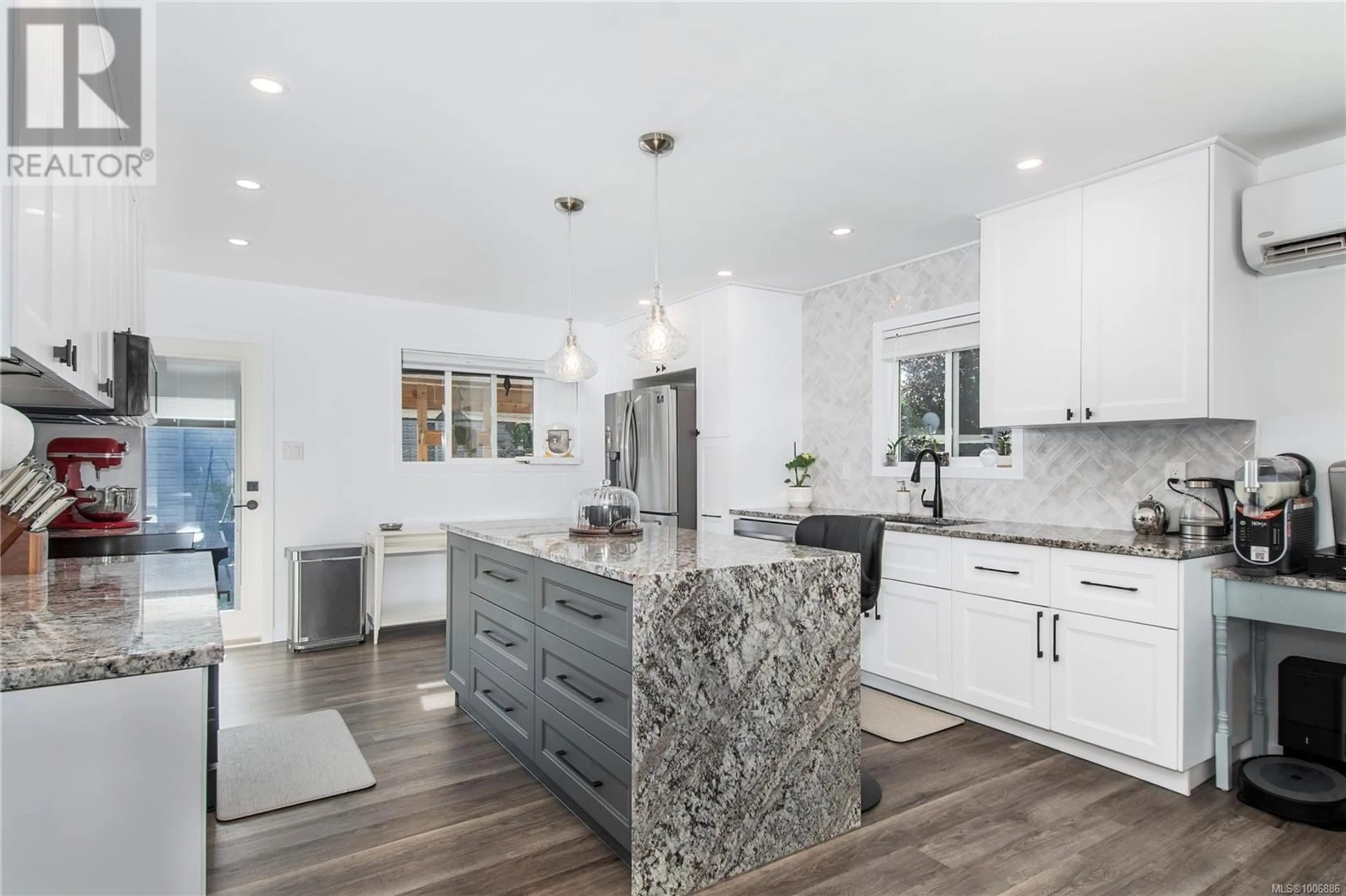 Contemporary kitchen, unknown for 2501 ALDER STREET SOUTH, Campbell River British Columbia V9W5T3