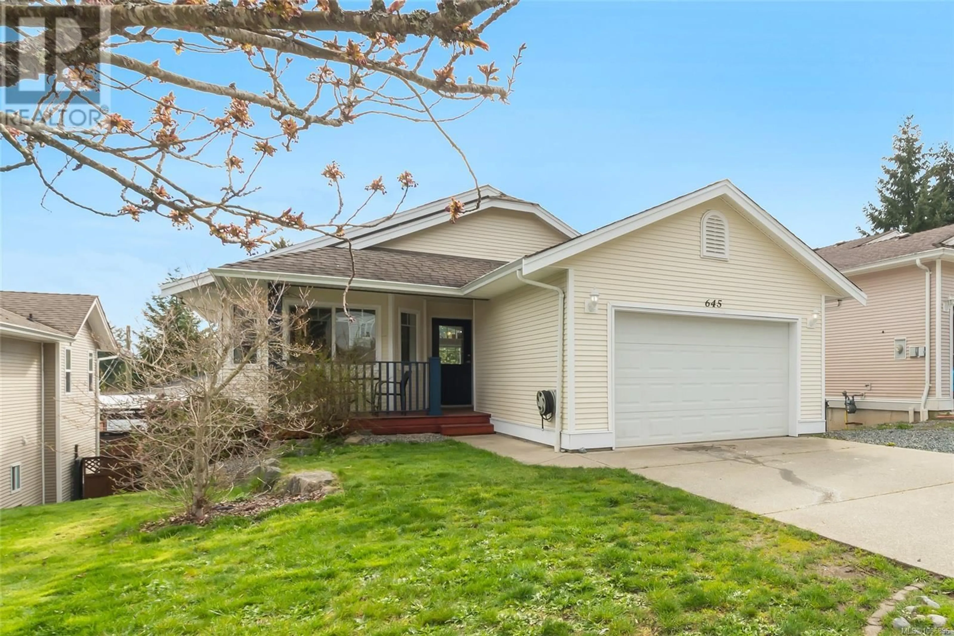 Home with vinyl exterior material, street for 645 OAKWOOD ROAD, Ladysmith British Columbia V9G2C1