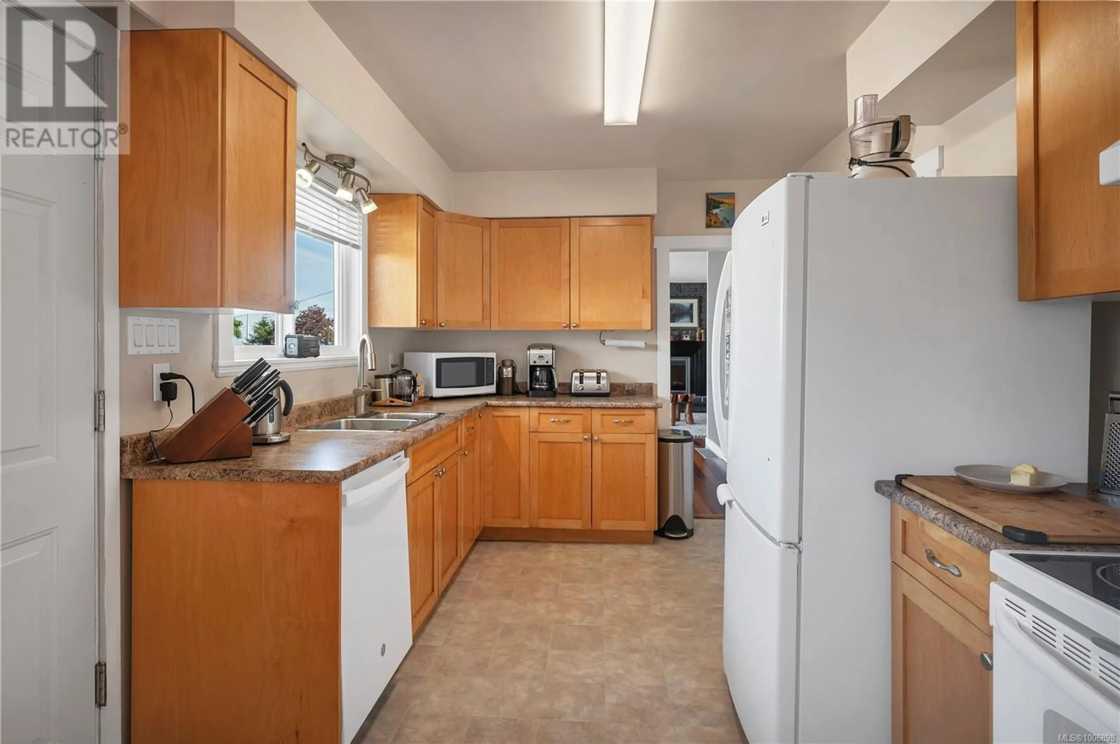 Standard kitchen, ceramic/tile floor for 87 OCEAN VIEW ROAD, Campbell River British Columbia V9W1W9