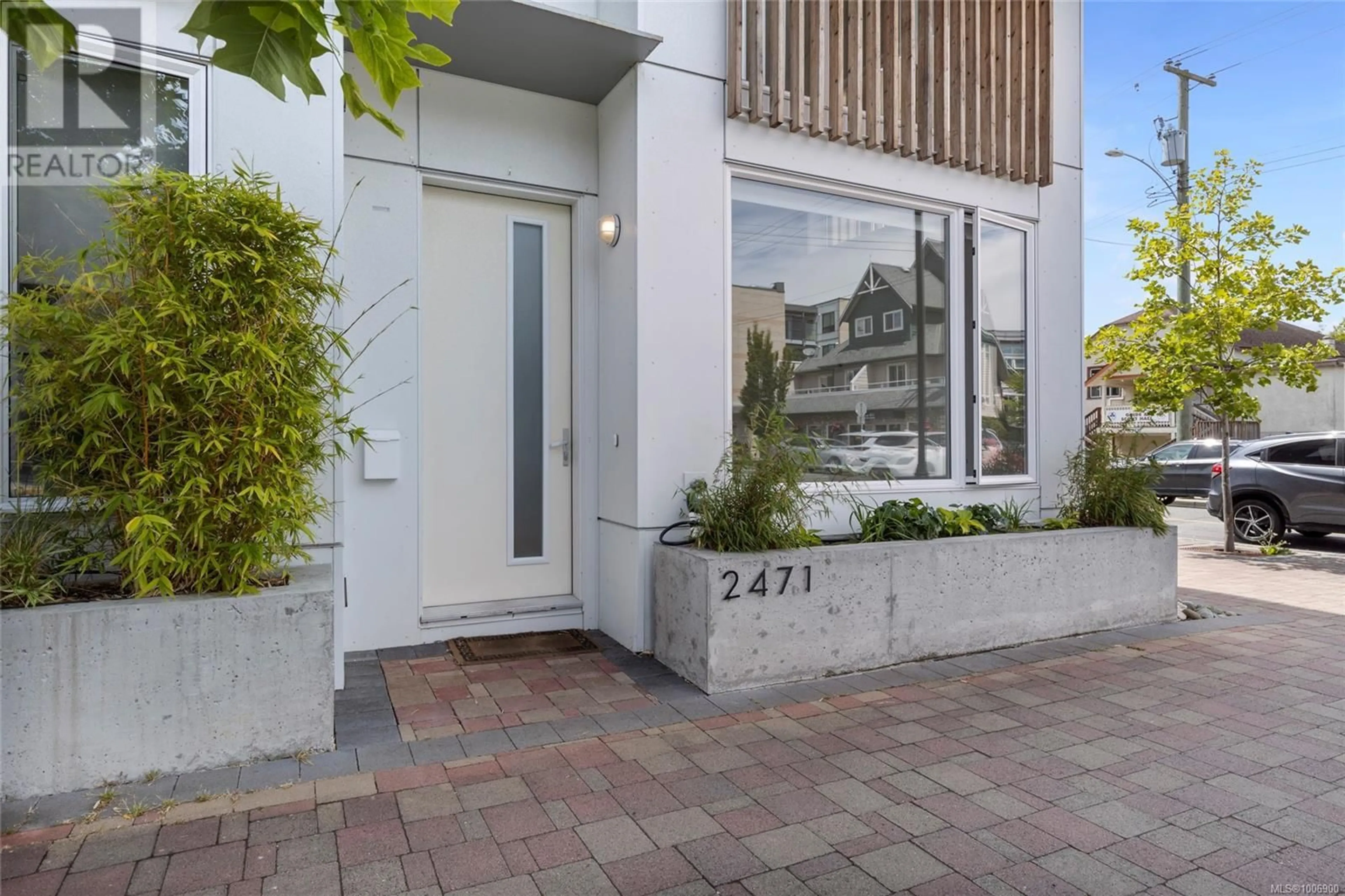 Patio, street for 2471 BEVAN AVENUE, Sidney British Columbia V8L1W2