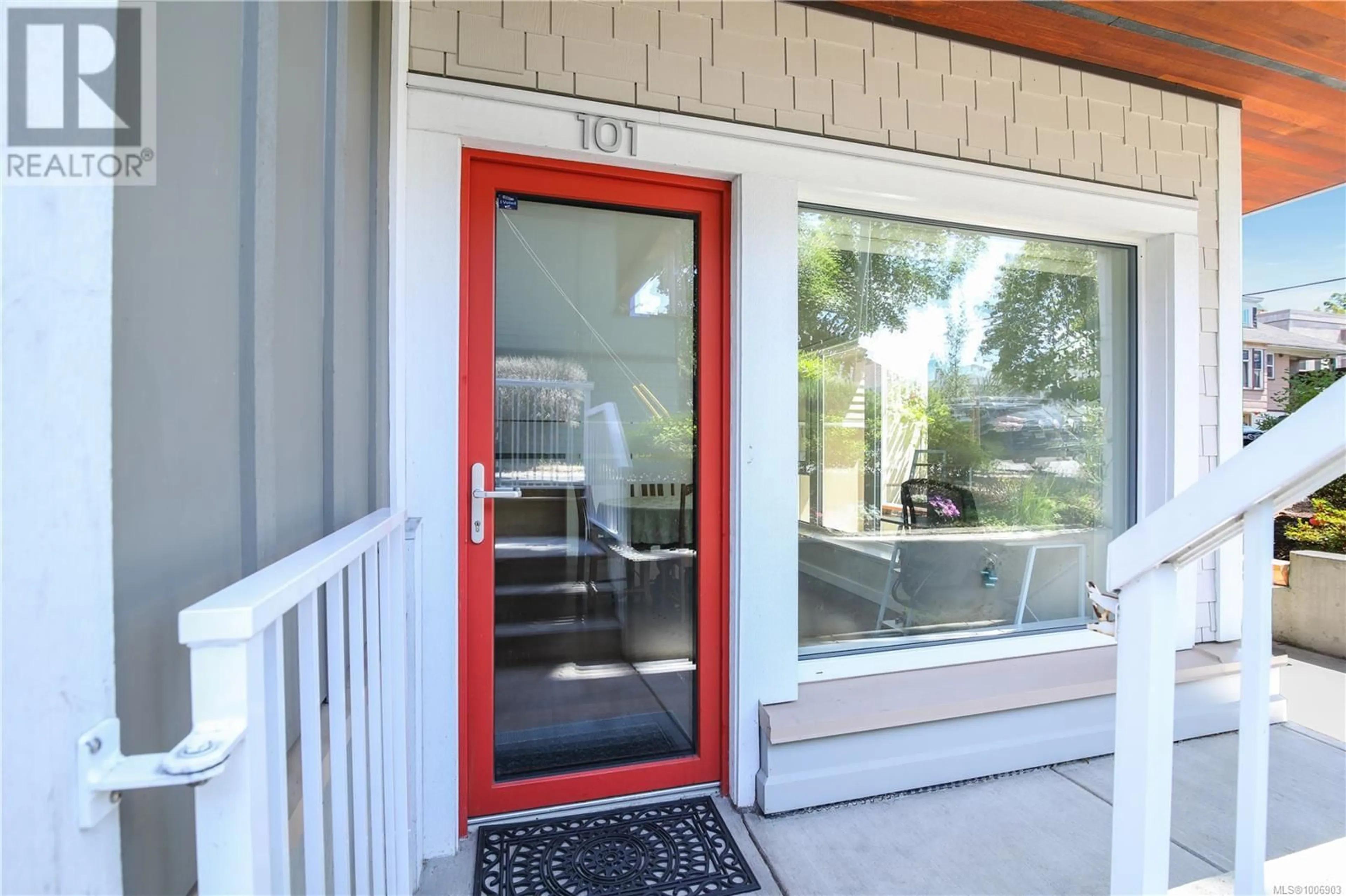Indoor entryway for 101 - 860 QUEENS AVENUE, Victoria British Columbia V8T1M5