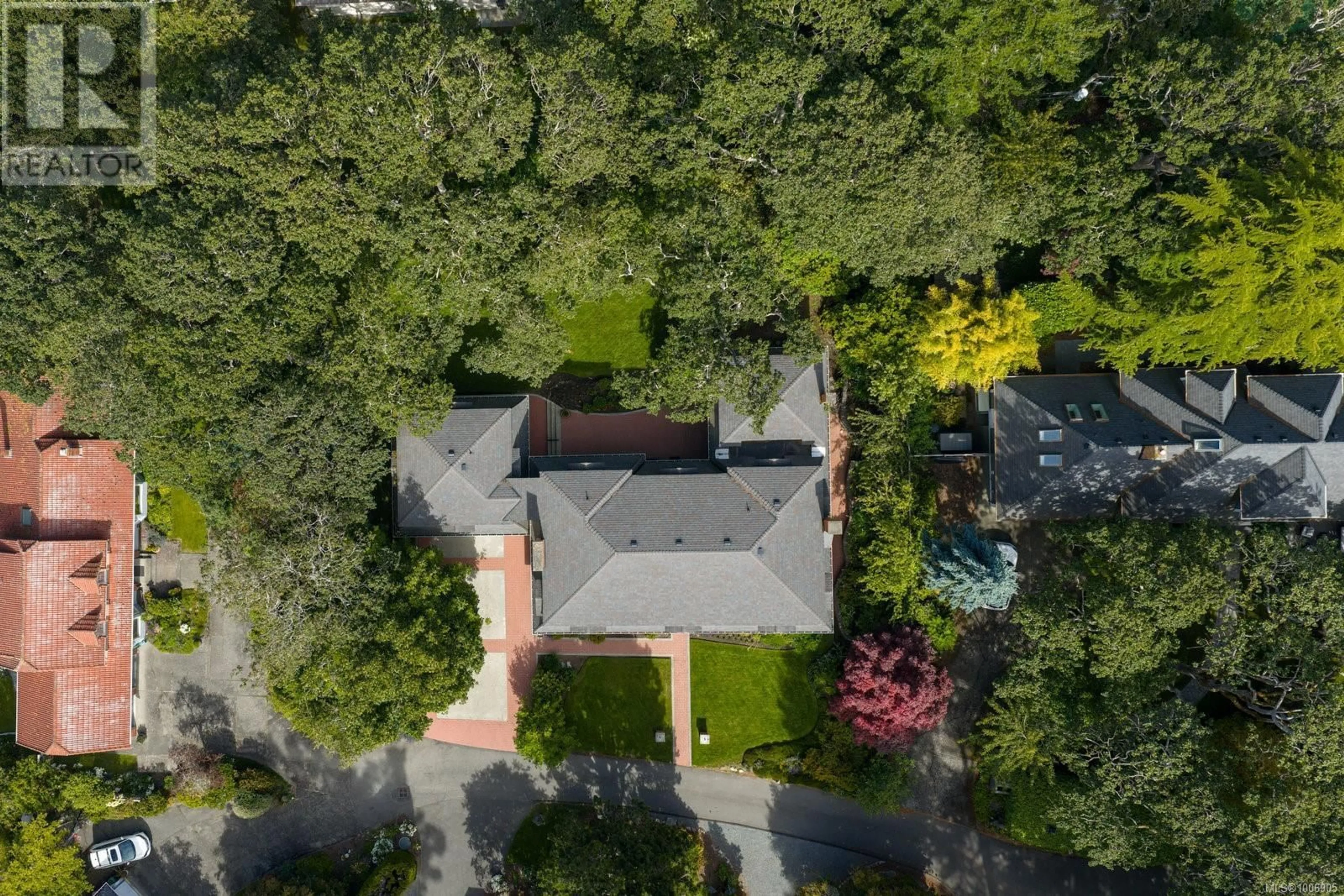 A pic from outside/outdoor area/front of a property/back of a property/a pic from drone, street for 611 ISLAND ROAD, Oak Bay British Columbia V8S2T7