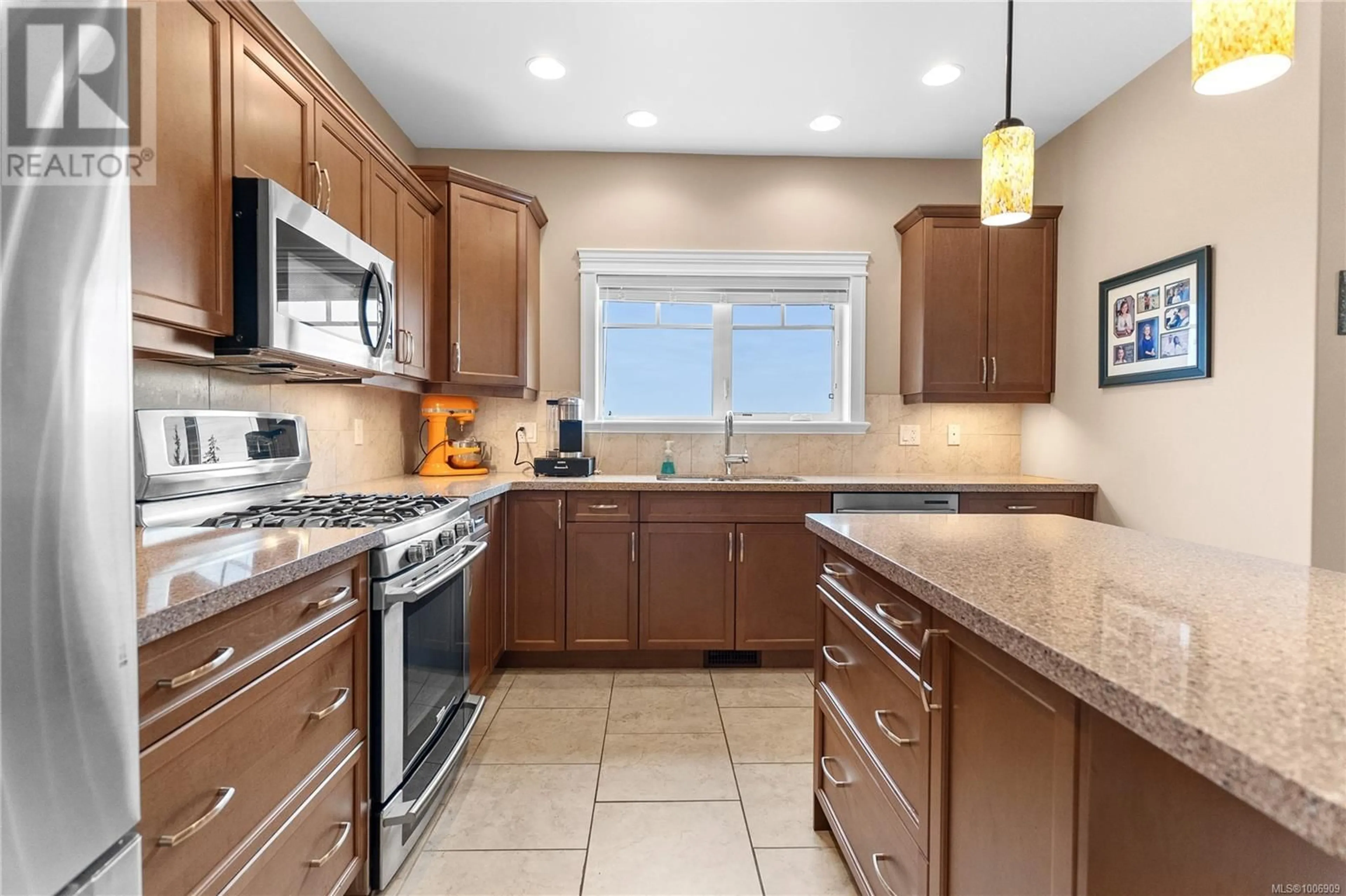 Open concept kitchen, ceramic/tile floor for 102 - 4715 SKYLINE WAY, Nanaimo British Columbia V9T0C1