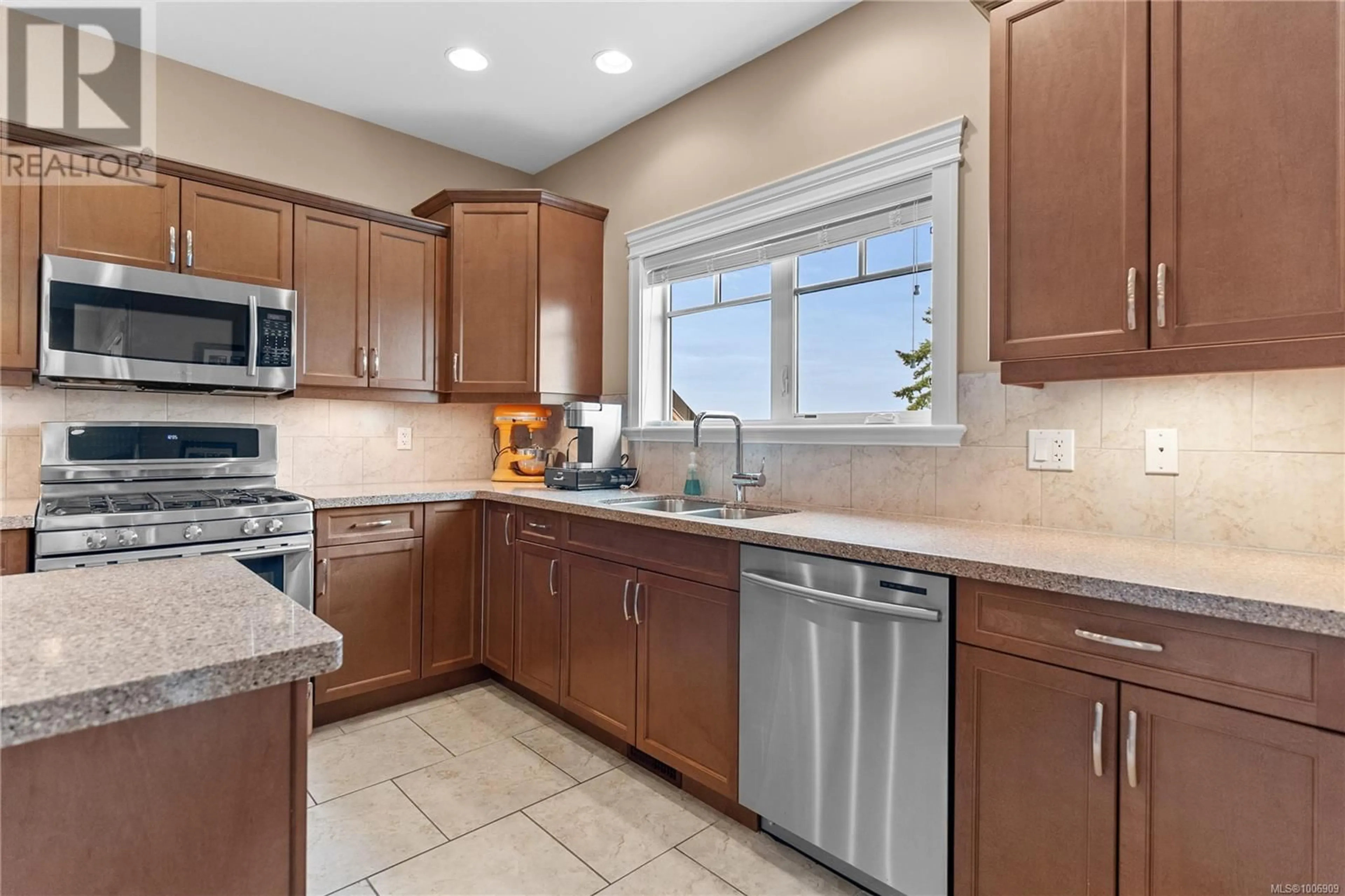 Standard kitchen, ceramic/tile floor for 102 - 4715 SKYLINE WAY, Nanaimo British Columbia V9T0C1