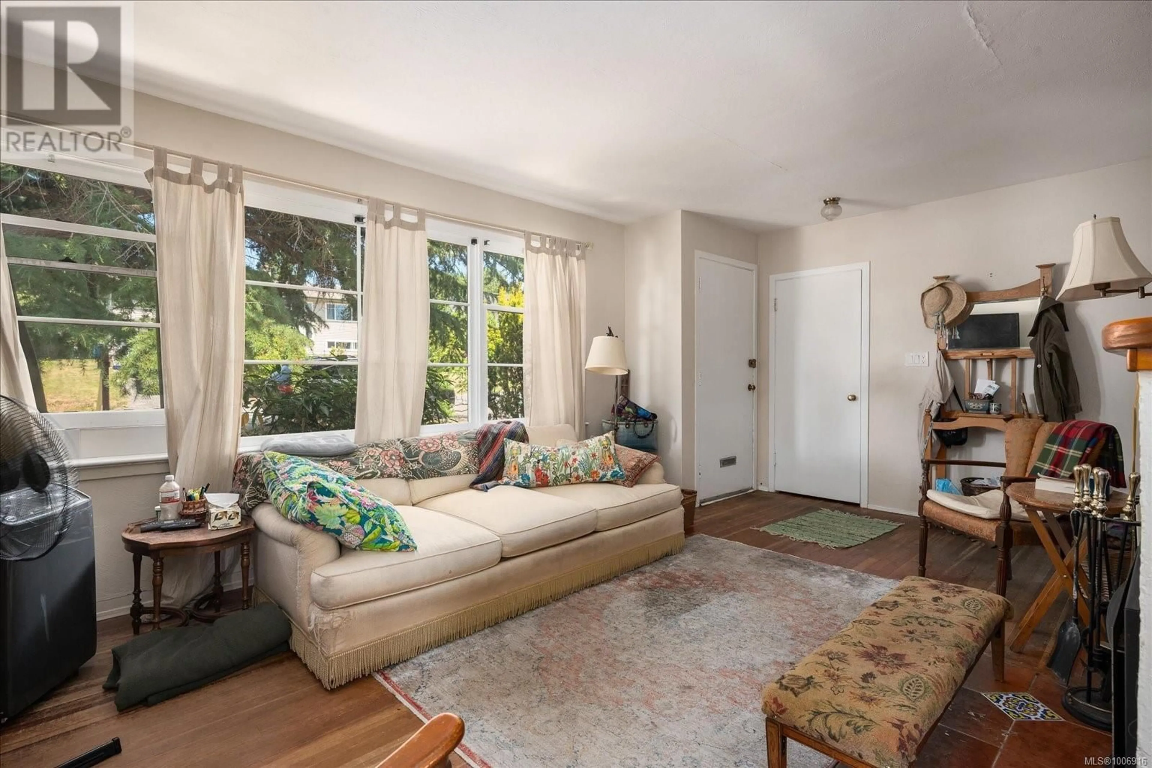 Living room with furniture, unknown for 447 AYSGARTH STREET, Nanaimo British Columbia V9R1V7