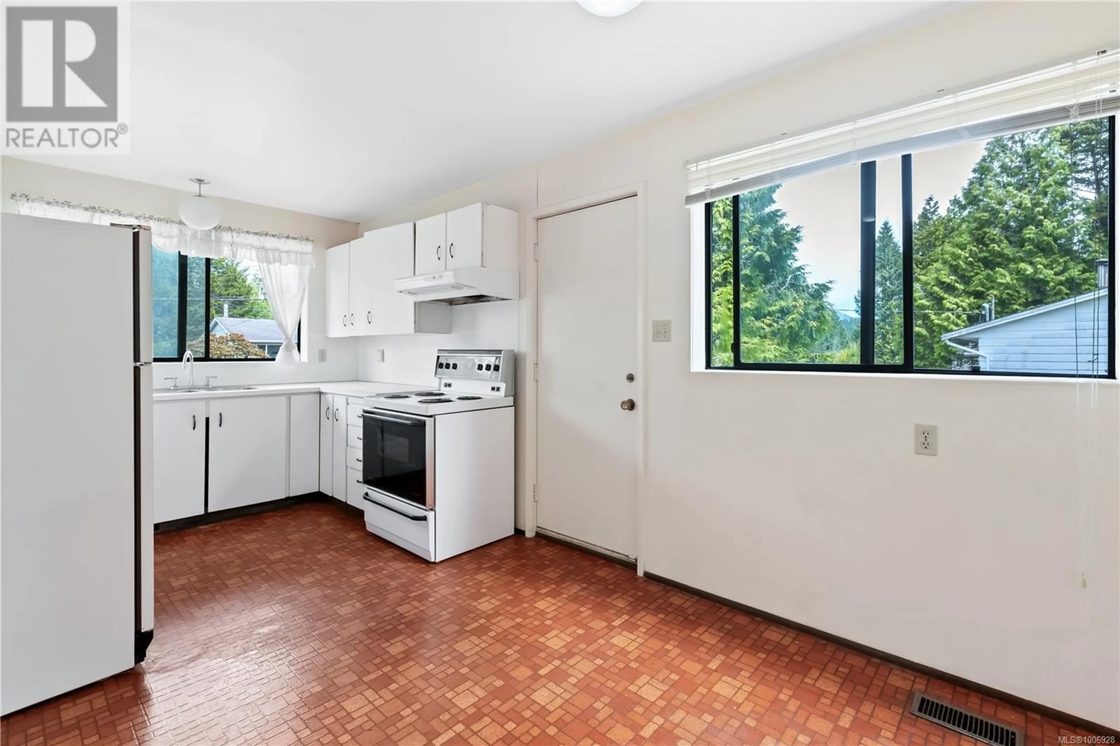 Standard kitchen, ceramic/tile floor for 222 MARINE DRIVE, Ucluelet British Columbia V0R3A0
