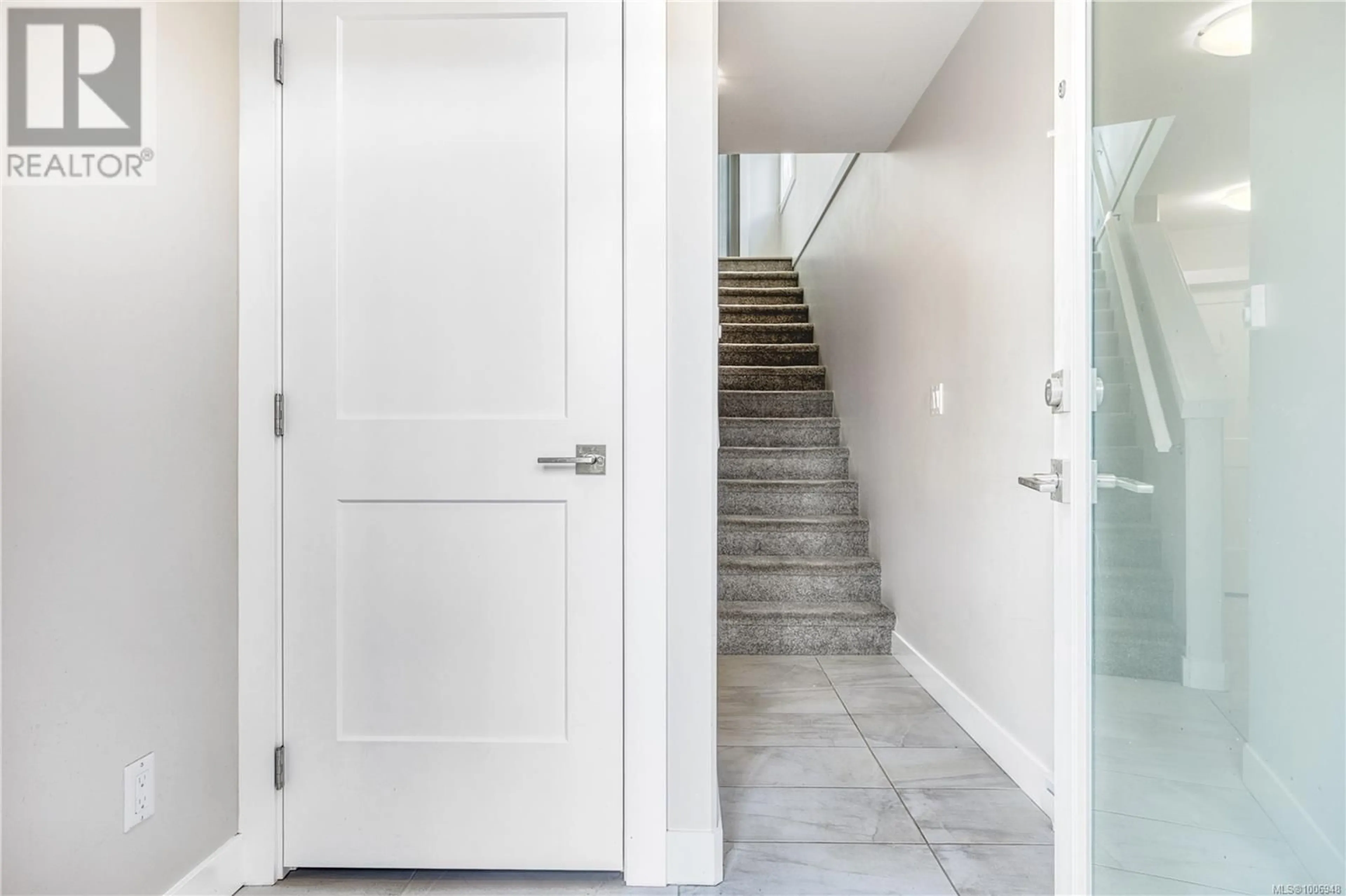 Indoor entryway for 109 - 1800 SUMMERHILL PLACE, Nanaimo British Columbia V9S0C3