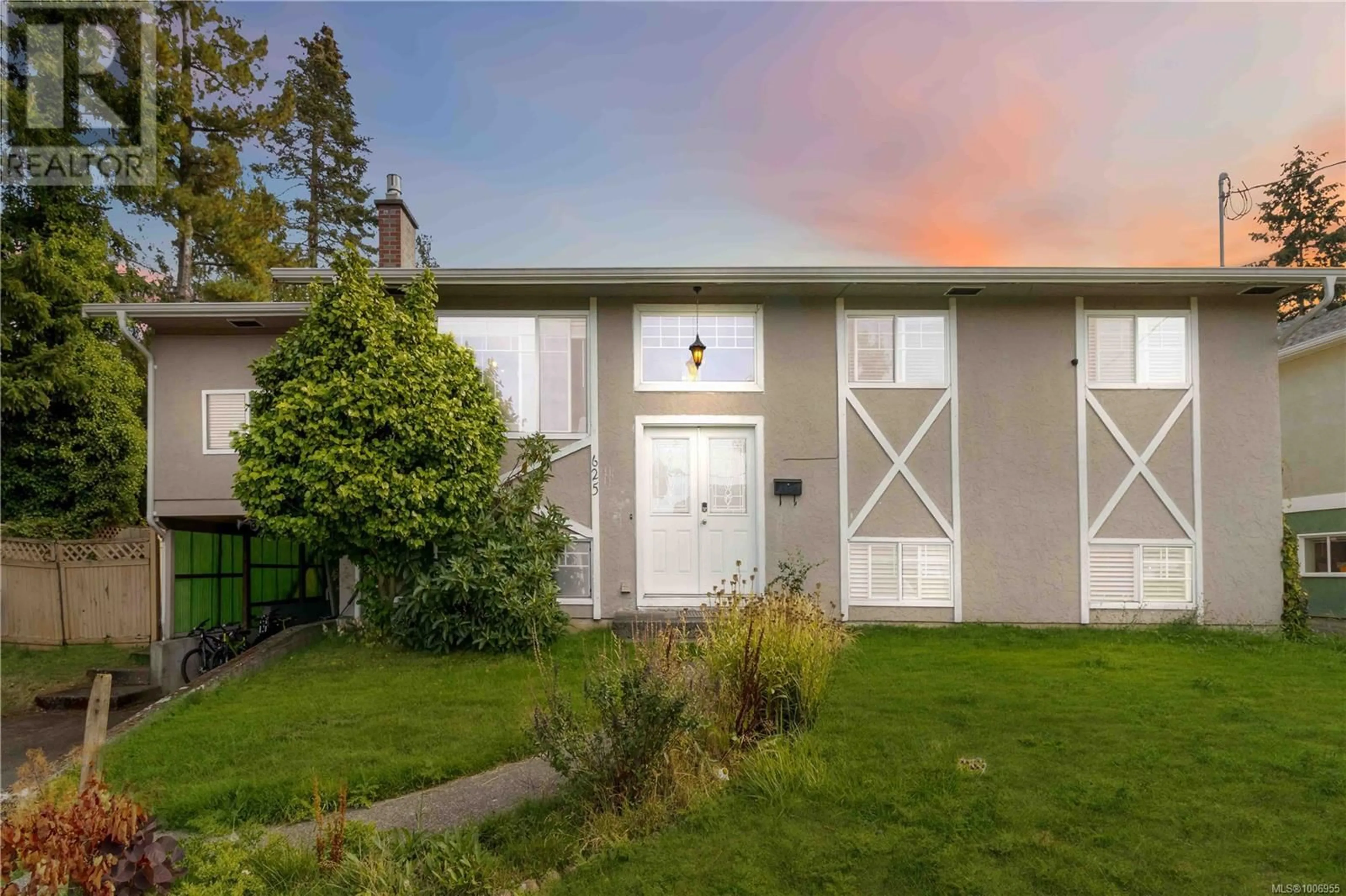 Home with vinyl exterior material, building for 625 BAKER STREET, Saanich British Columbia V8Z2H8