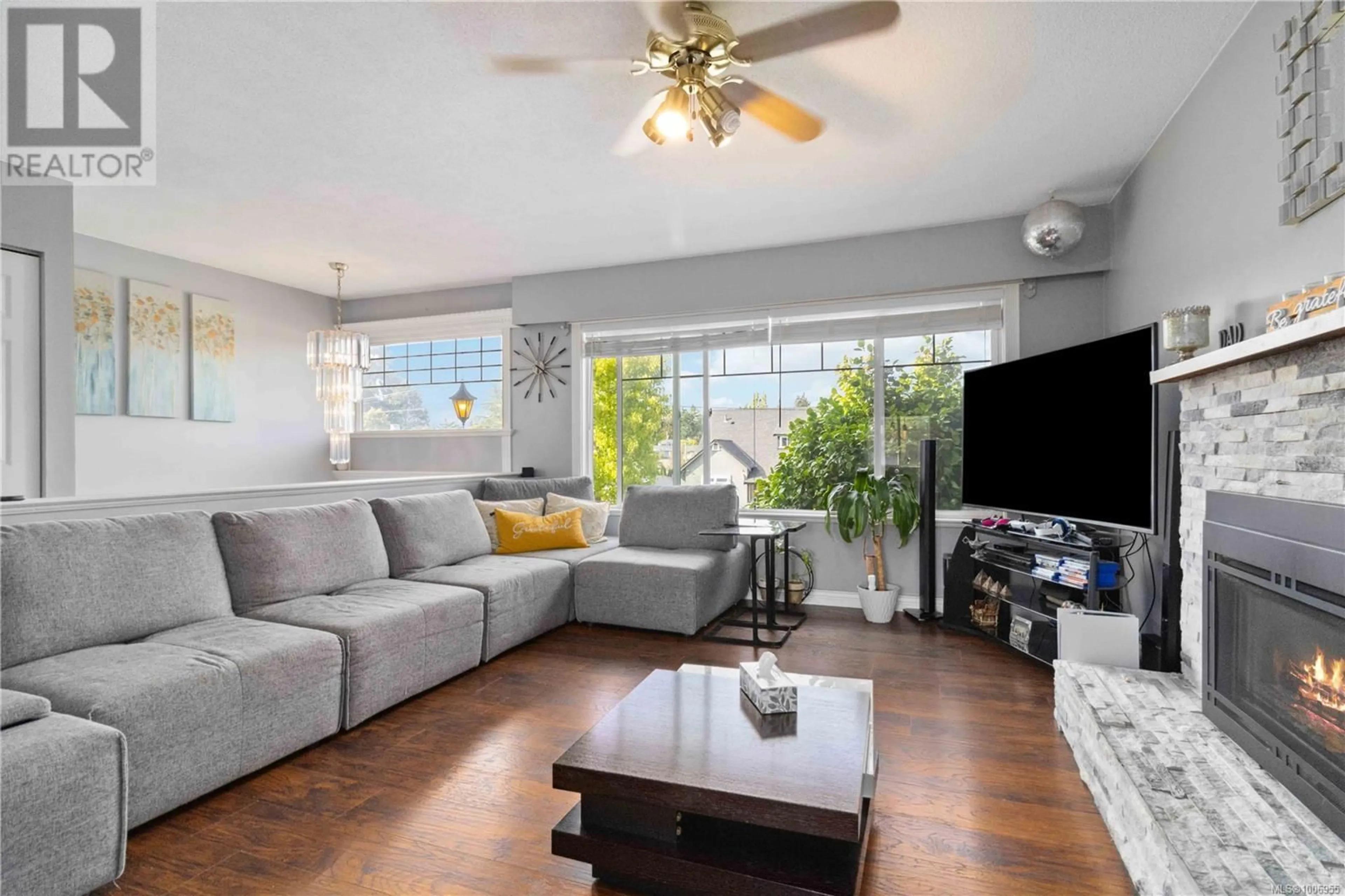 Living room with furniture, unknown for 625 BAKER STREET, Saanich British Columbia V8Z2H8