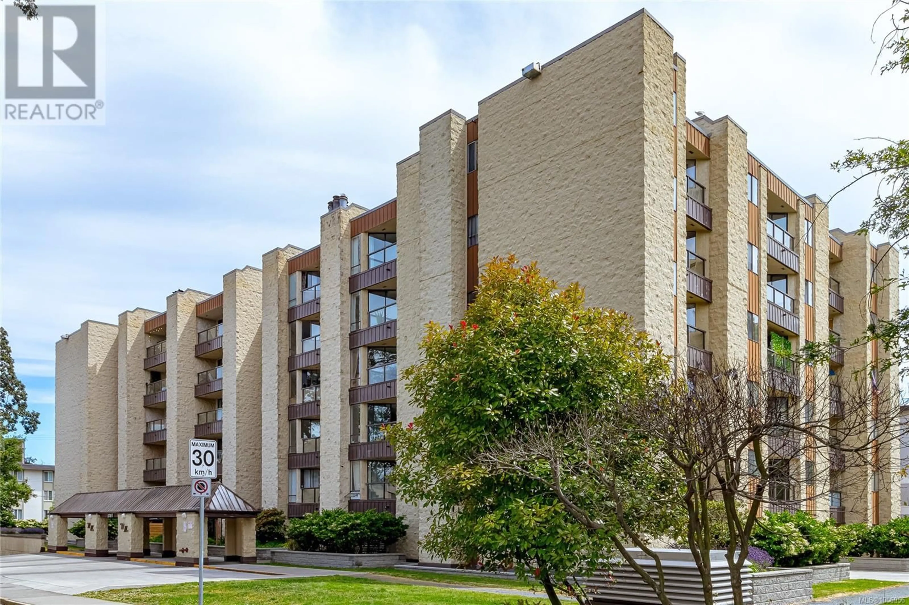 Patio, building for 501 - 1745 LEIGHTON ROAD, Victoria British Columbia V8R6R6