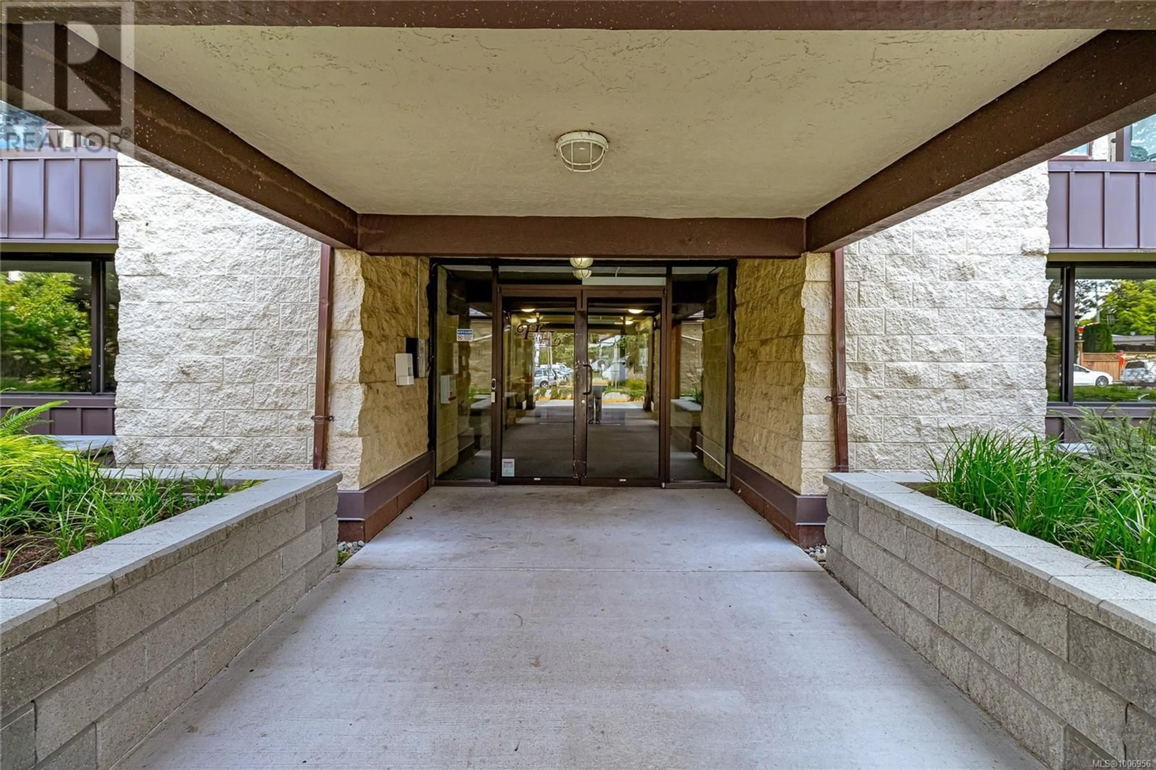 Indoor foyer for 501 - 1745 LEIGHTON ROAD, Victoria British Columbia V8R6R6