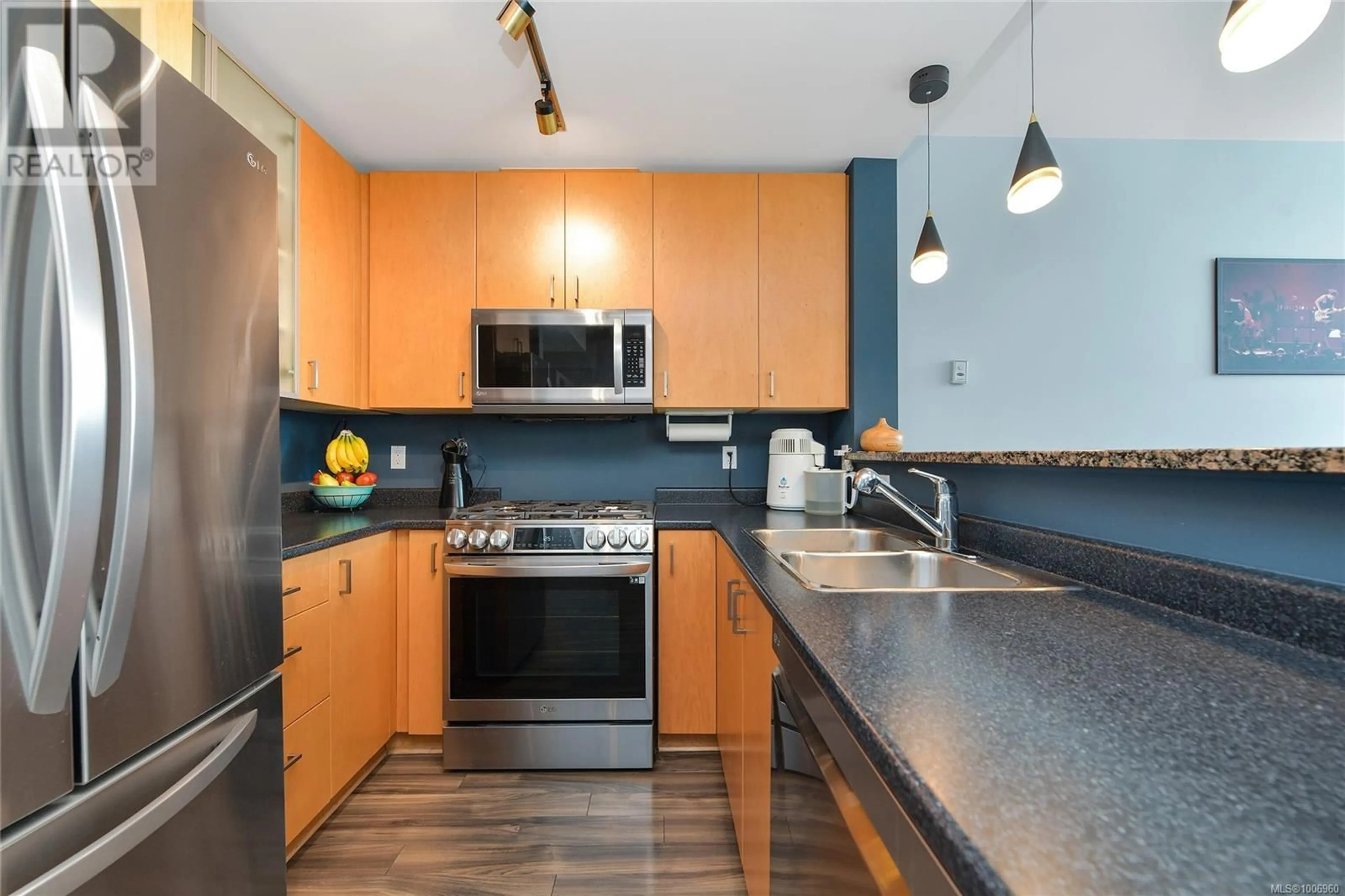 Standard kitchen, unknown for 706 - 860 VIEW STREET, Victoria British Columbia V8W3Z8