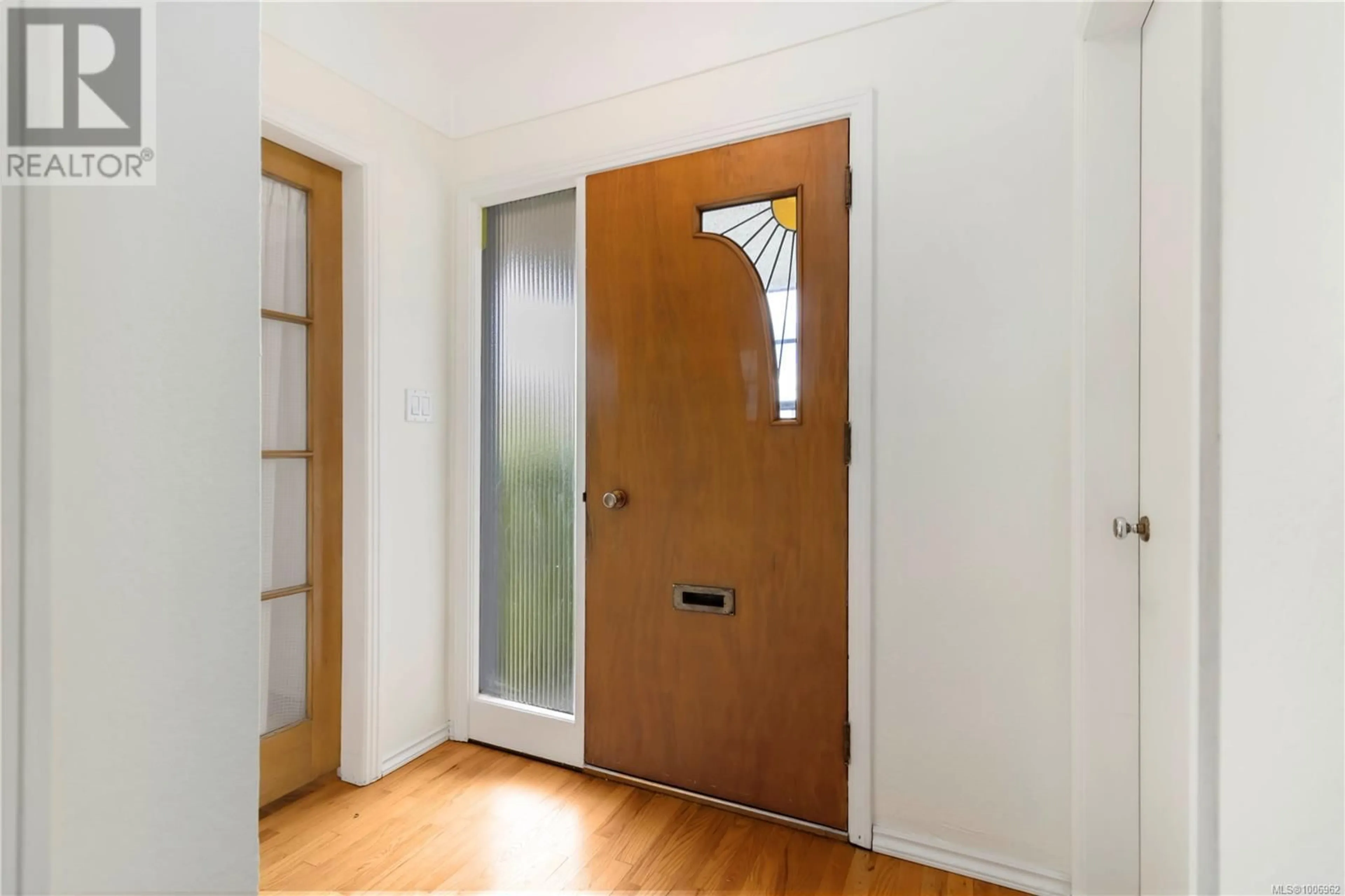 Indoor entryway for 4141 BIRTLES AVENUE, Saanich British Columbia V8Z3Z3
