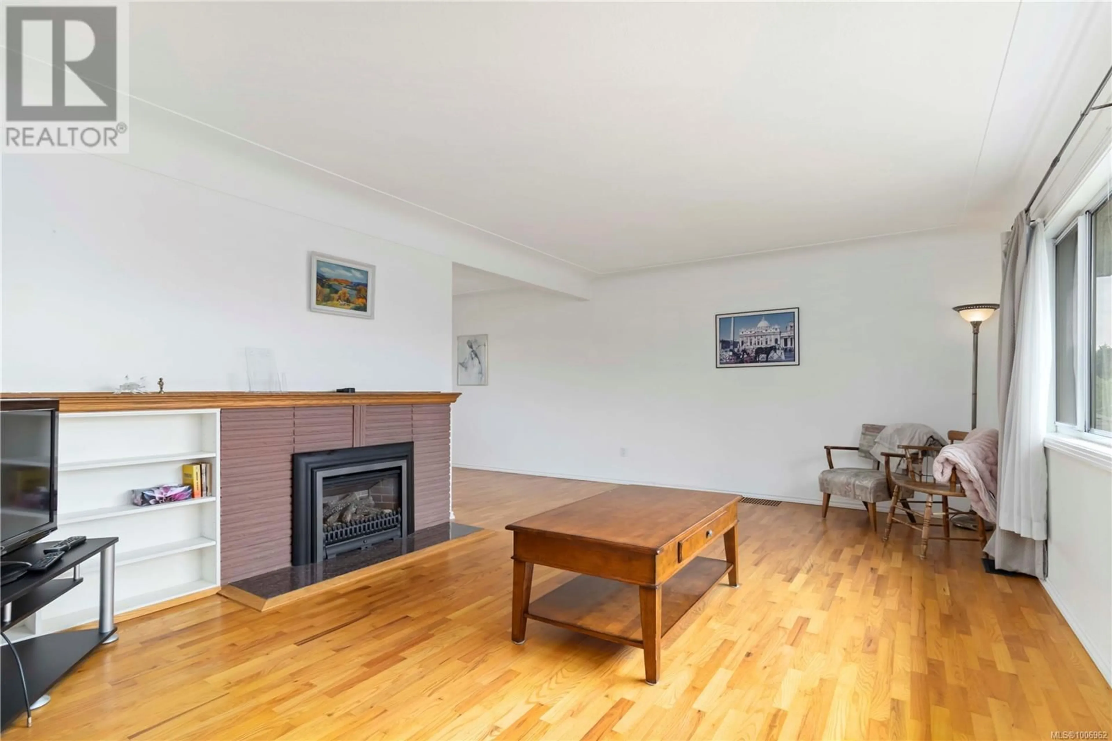 Living room with furniture, wood/laminate floor for 4141 BIRTLES AVENUE, Saanich British Columbia V8Z3Z3